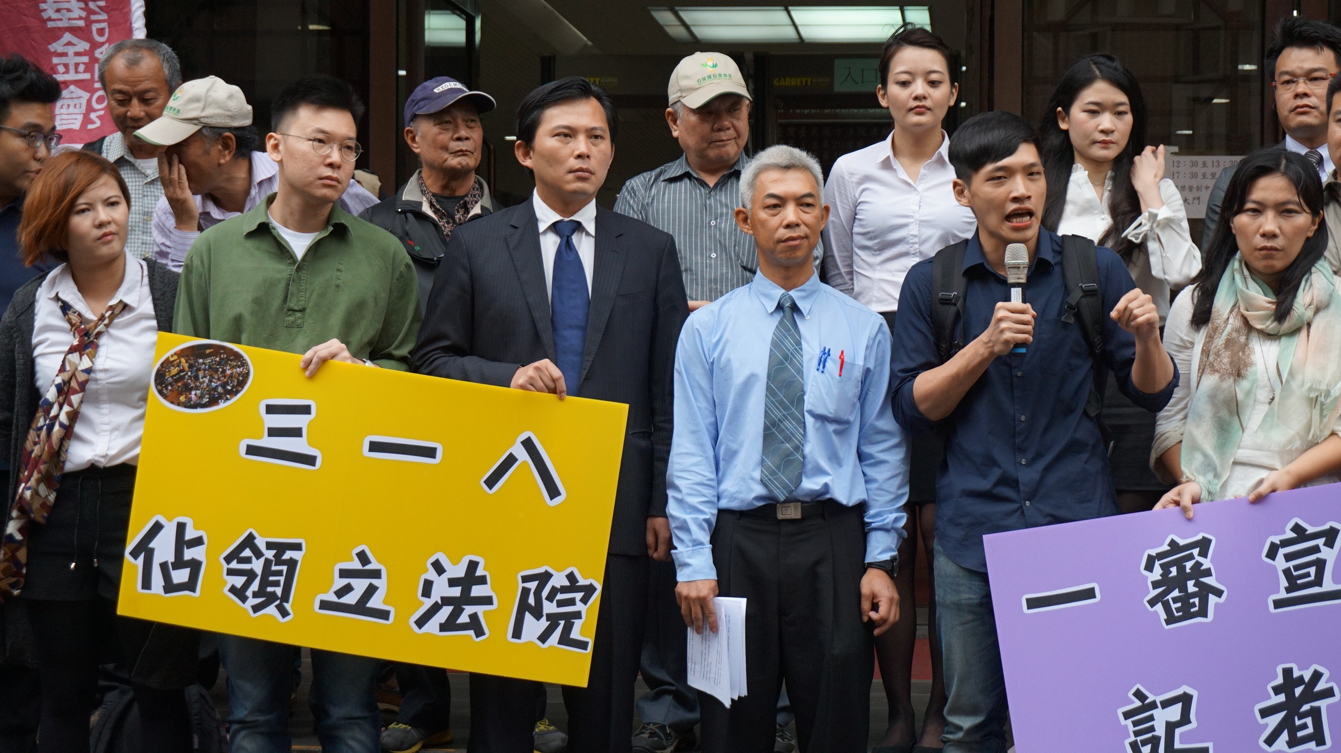 318學運學運妨害公務案一審宣判無罪，曾柏瑜（前排左起）、林飛帆、黃國昌、律師尤伯祥、陳為廷出席宣判後記者會，肯定無罪判決。