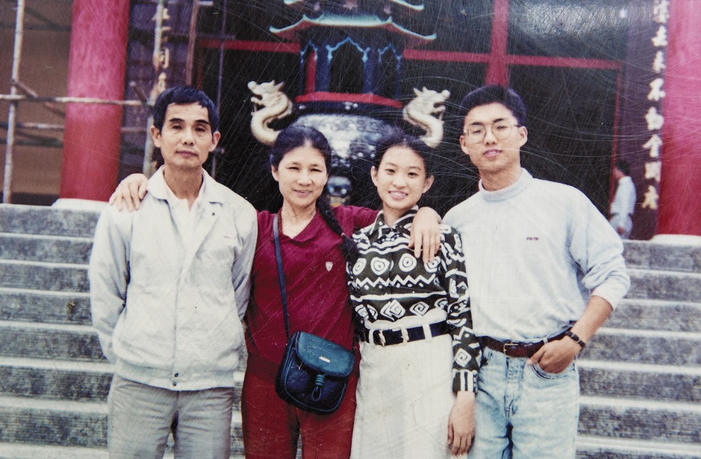 張耿榕(右一)和妻子沈霞菊(右二)是大學同學,他苦追老婆三年才開始交往。左方二人為張耿榕的父母。(張耿榕提供)