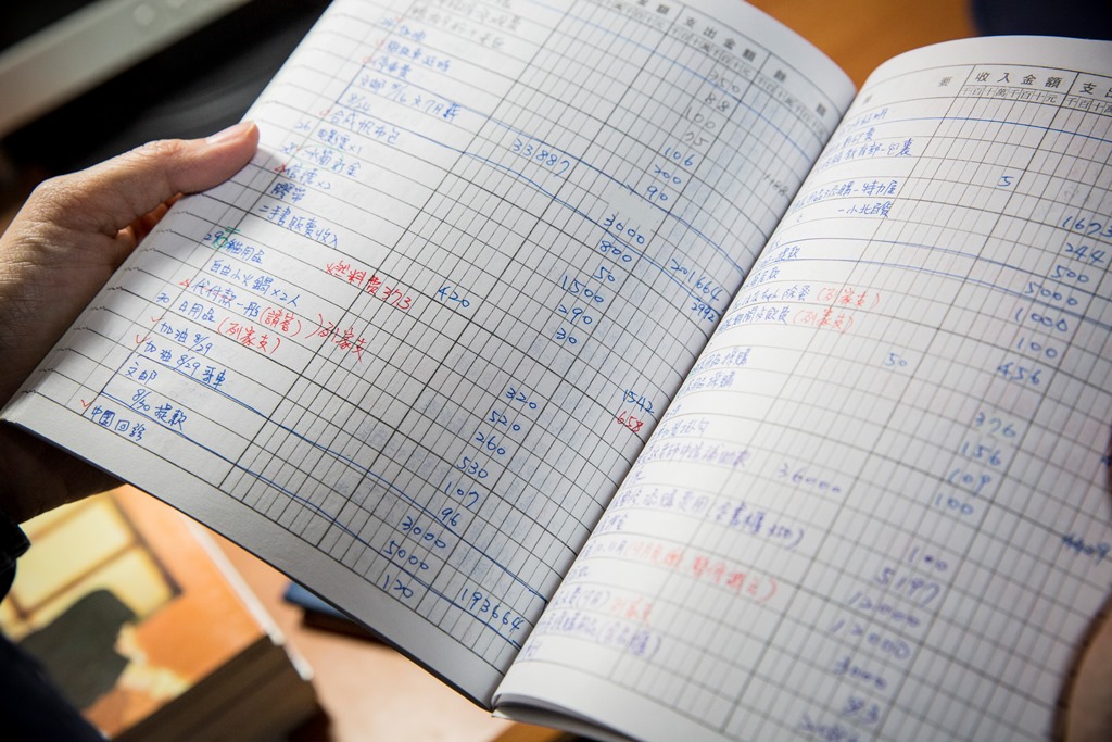  楊若暉留下厚厚11本帳本，一點一滴撐起2人的生活。