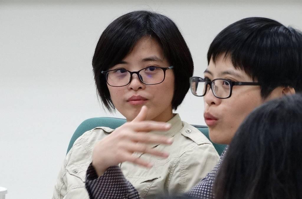 楊若慈和楊若暉姊妹度過極其艱辛的成長歲月,妹妹楊若暉自15歲開始打工,便開始記帳。
