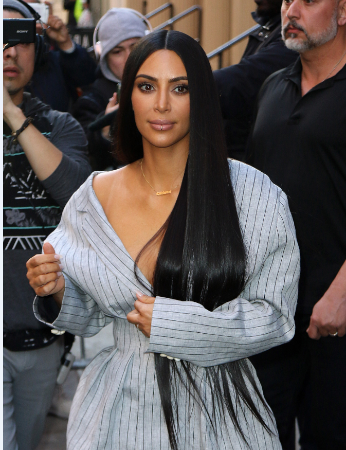 電視實境秀紅人金‧卡達夏(Kim Kardashian)的粗濃眉毛，是許多愛美女性仿效的對象。(東方IC)