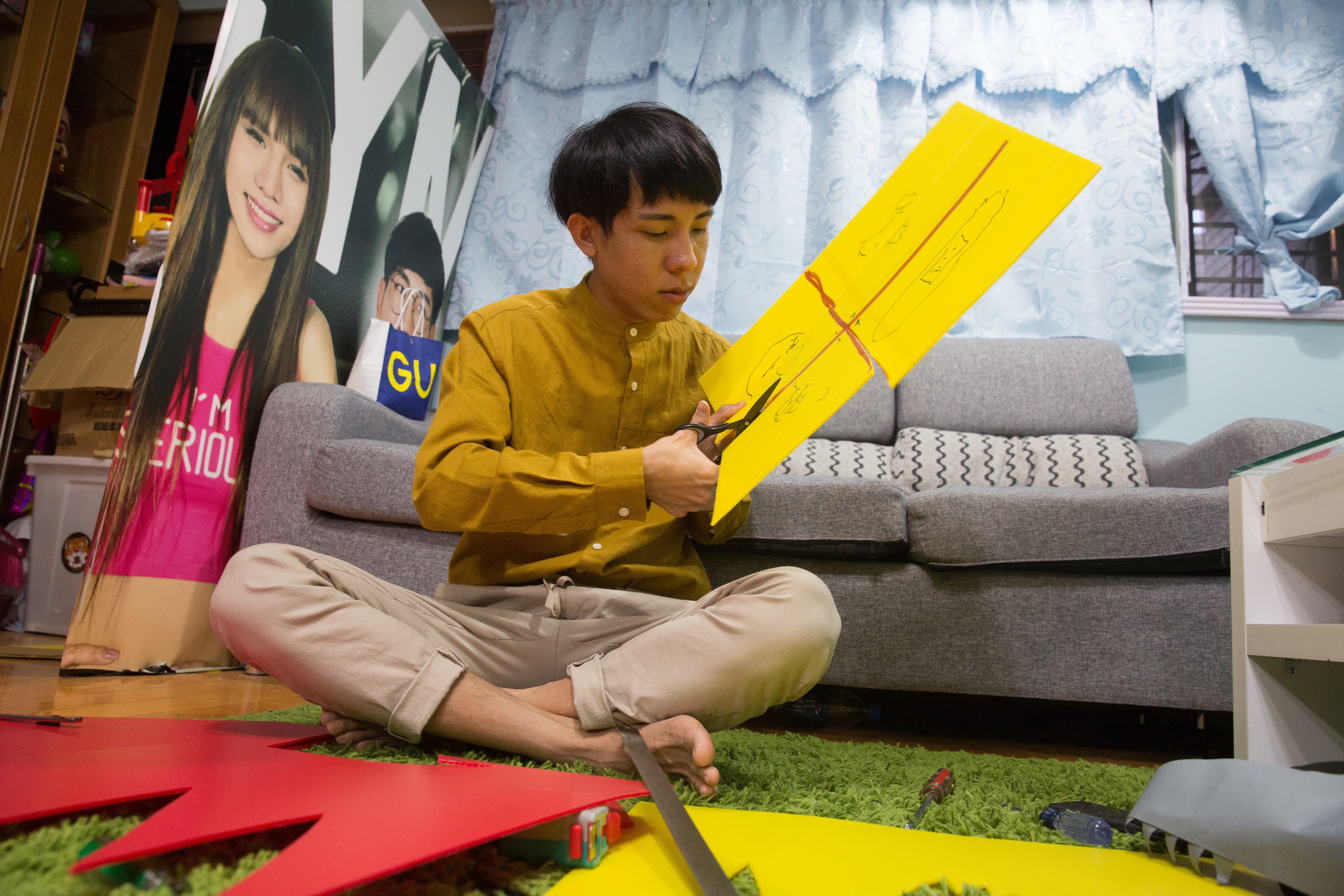 林進經營粉絲團很用心，腦子隨時在想可以拍什麼影片，道具製作也自己來。