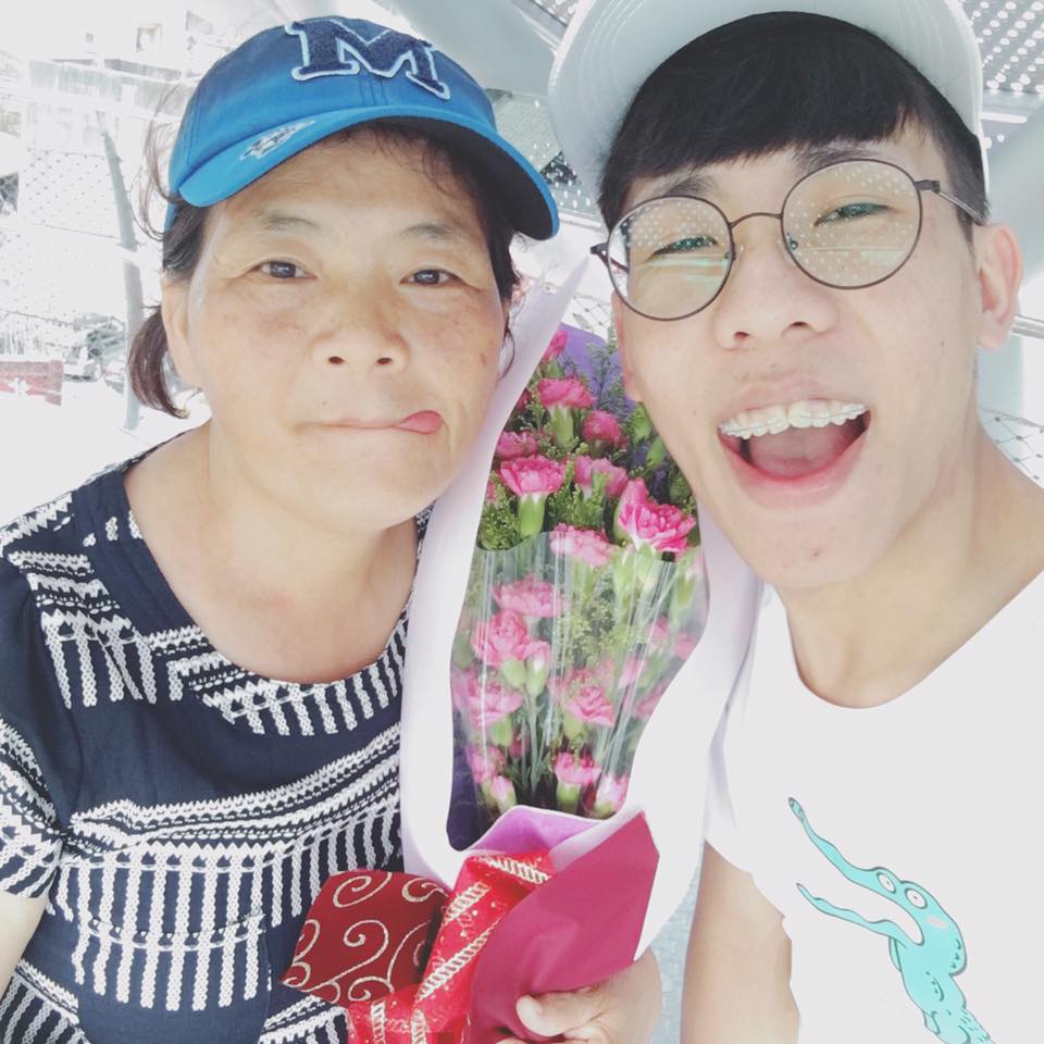 林進和媽媽在母親節的合照。(翻攝自林進臉書)