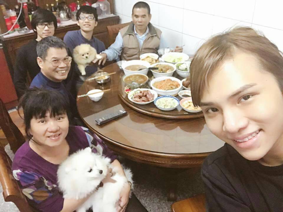 小A辣(右1)和爸爸(左2)、媽媽(左1)、兩個弟弟(右三、右四)和伯父(右2)合照。(小A辣媽媽提供)