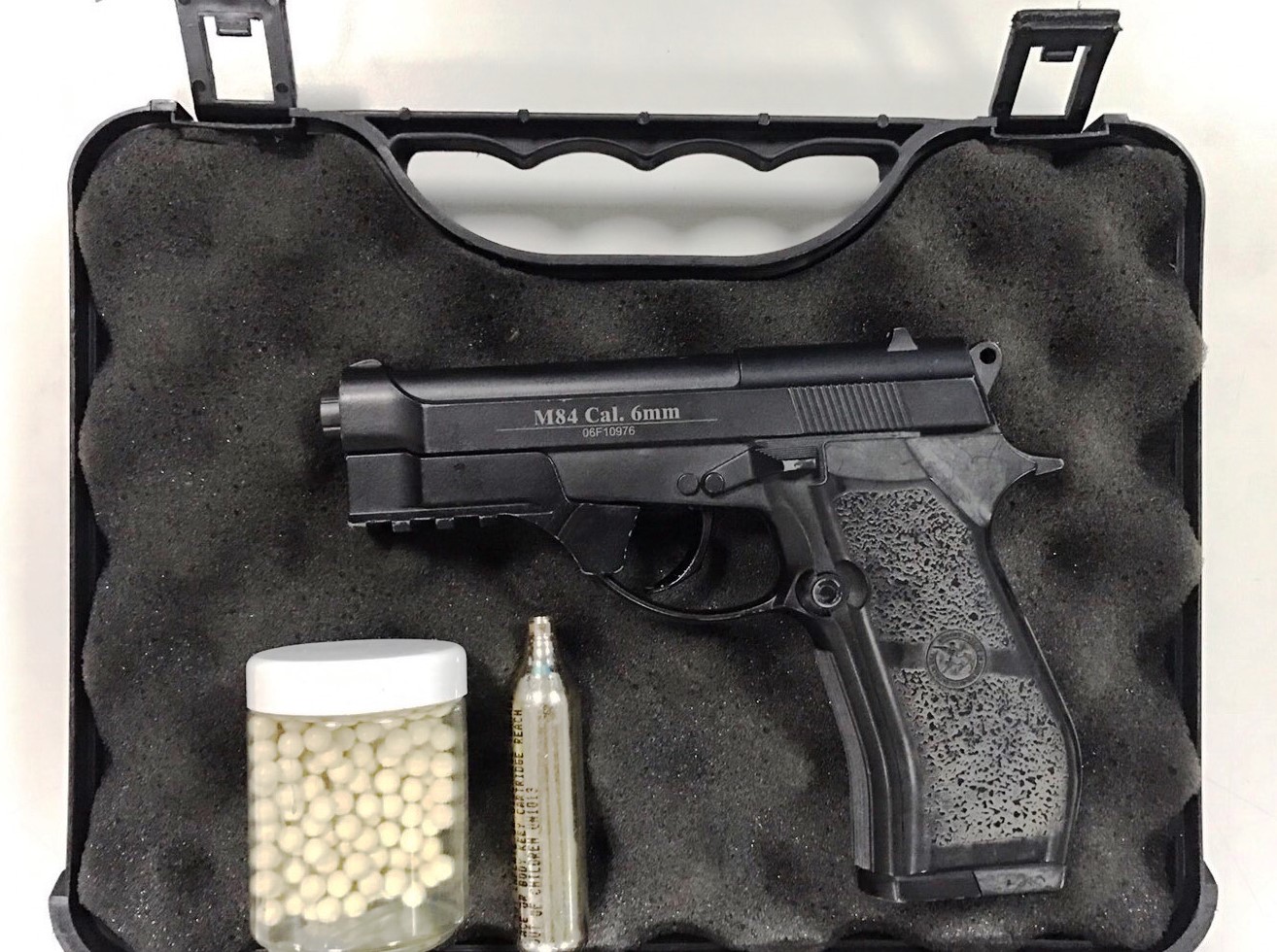 江嫌承認以BB槍射貓，還抱怨是貓咪太吵才會射擊。