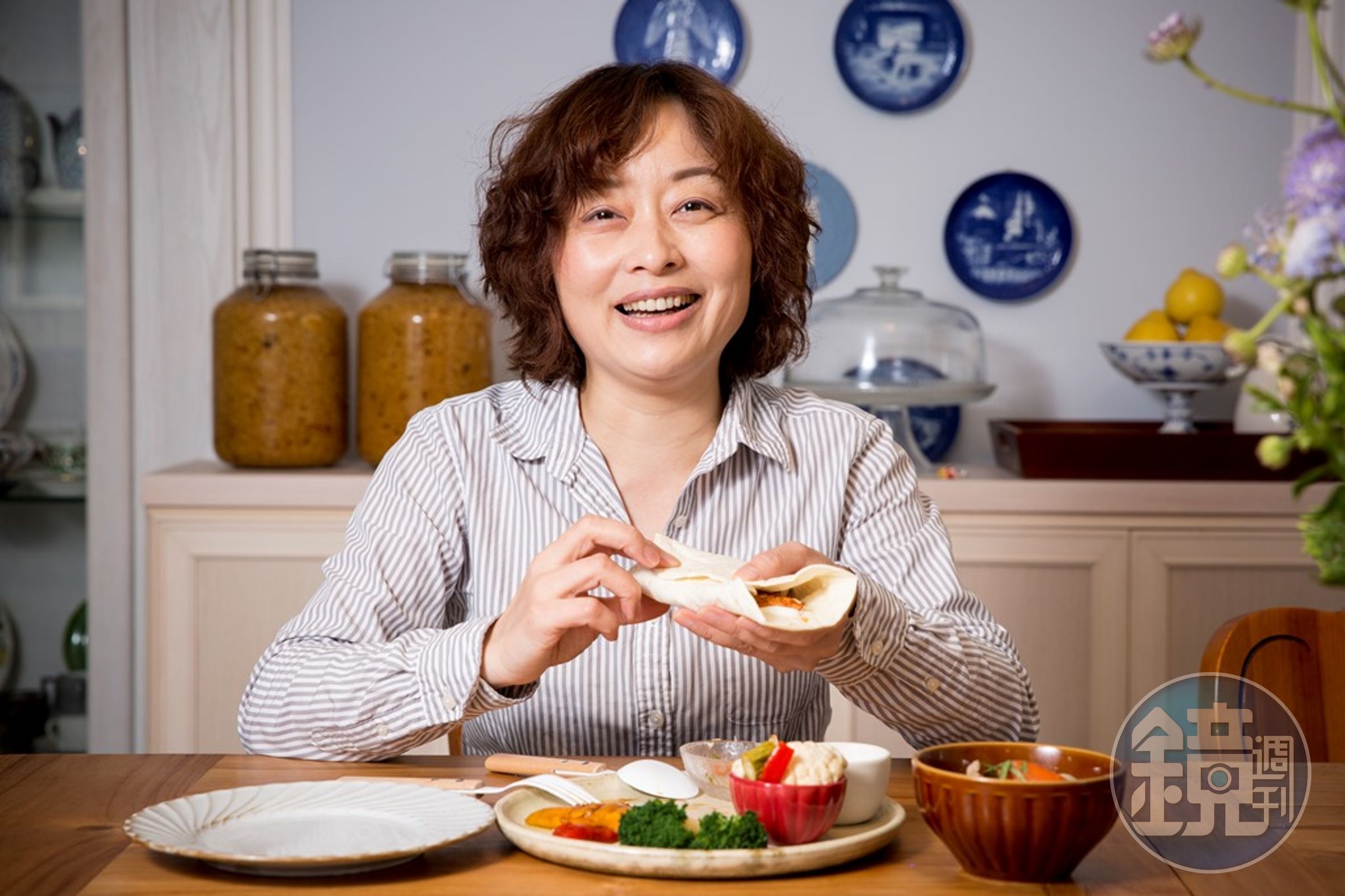 極光的生活充滿各種食物的痕跡，櫃子上有醃漬冬瓜，牆上有北歐餐盤，客廳還有滿滿的食譜書。