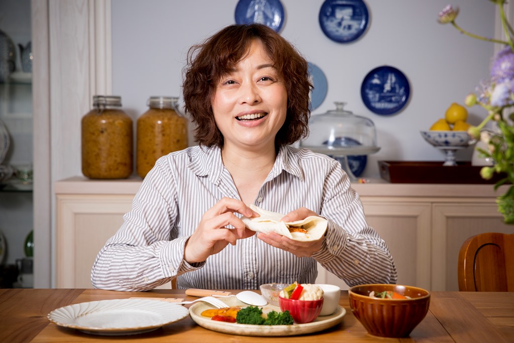 極光的生活充滿各種食物的痕跡，櫃子上有醃漬冬瓜，牆上有北歐餐盤，客廳還有滿滿的食譜書。