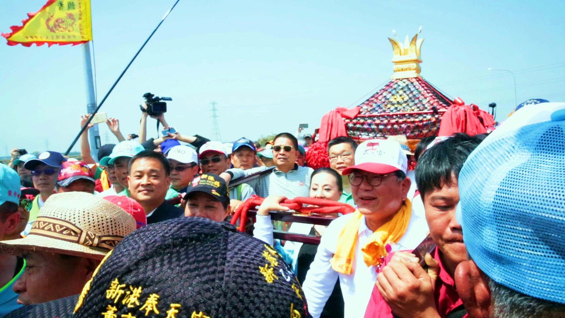 張花冠、蔡其昌和陳明文等人，在崙子橋迎接大甲媽祖進入嘉義。