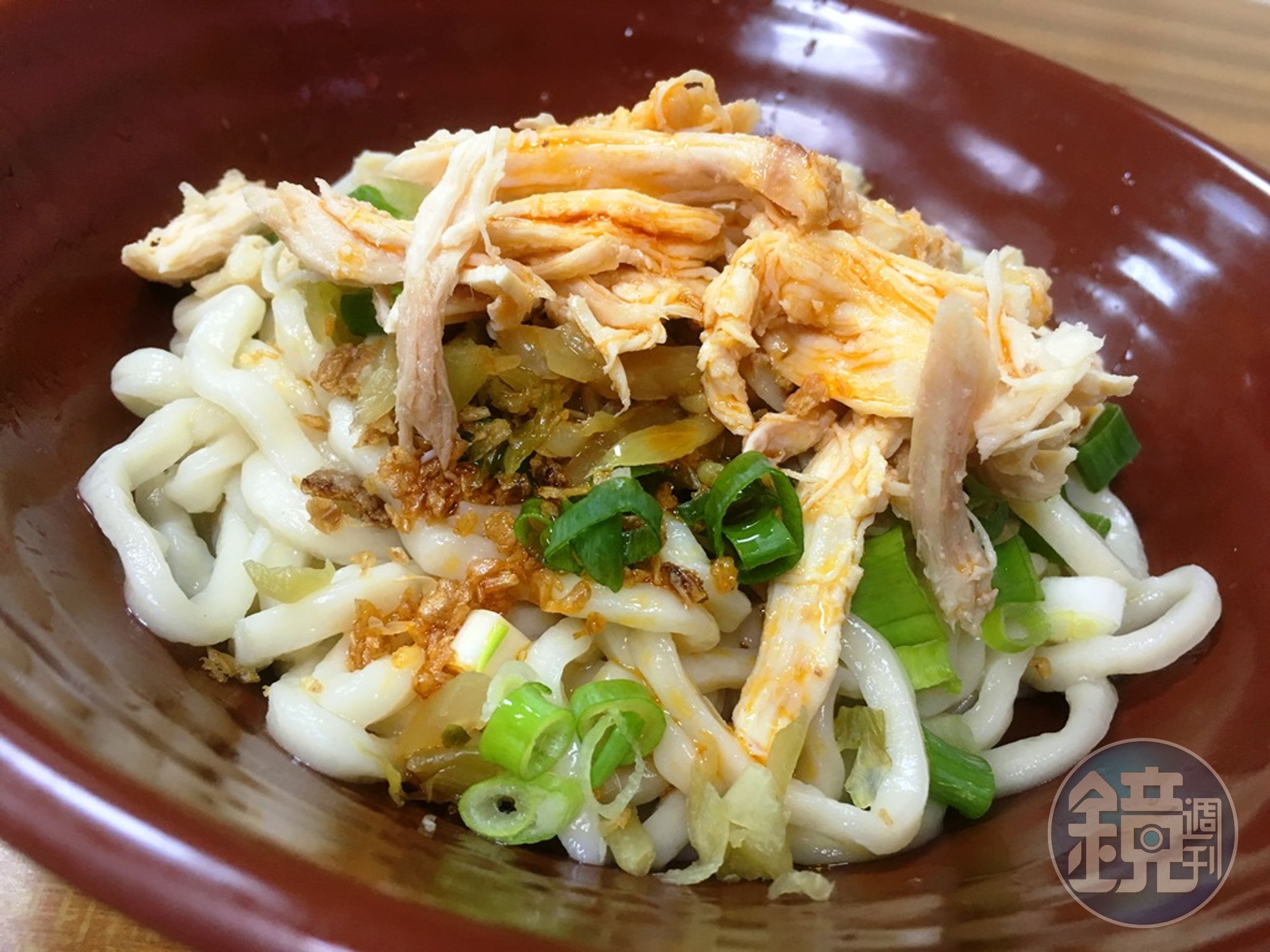 「麻辣雞絲乾麵」乍看與一般乾麵無異，但碗底的辣油暗潮洶湧。（90元／中辣、小碗）