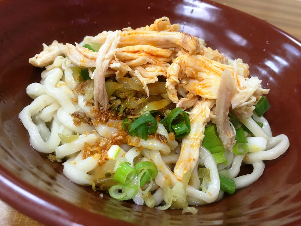 「麻辣雞絲乾麵」乍看與一般乾麵無異，但碗底的辣油暗潮洶湧。（90元／中辣、小碗）