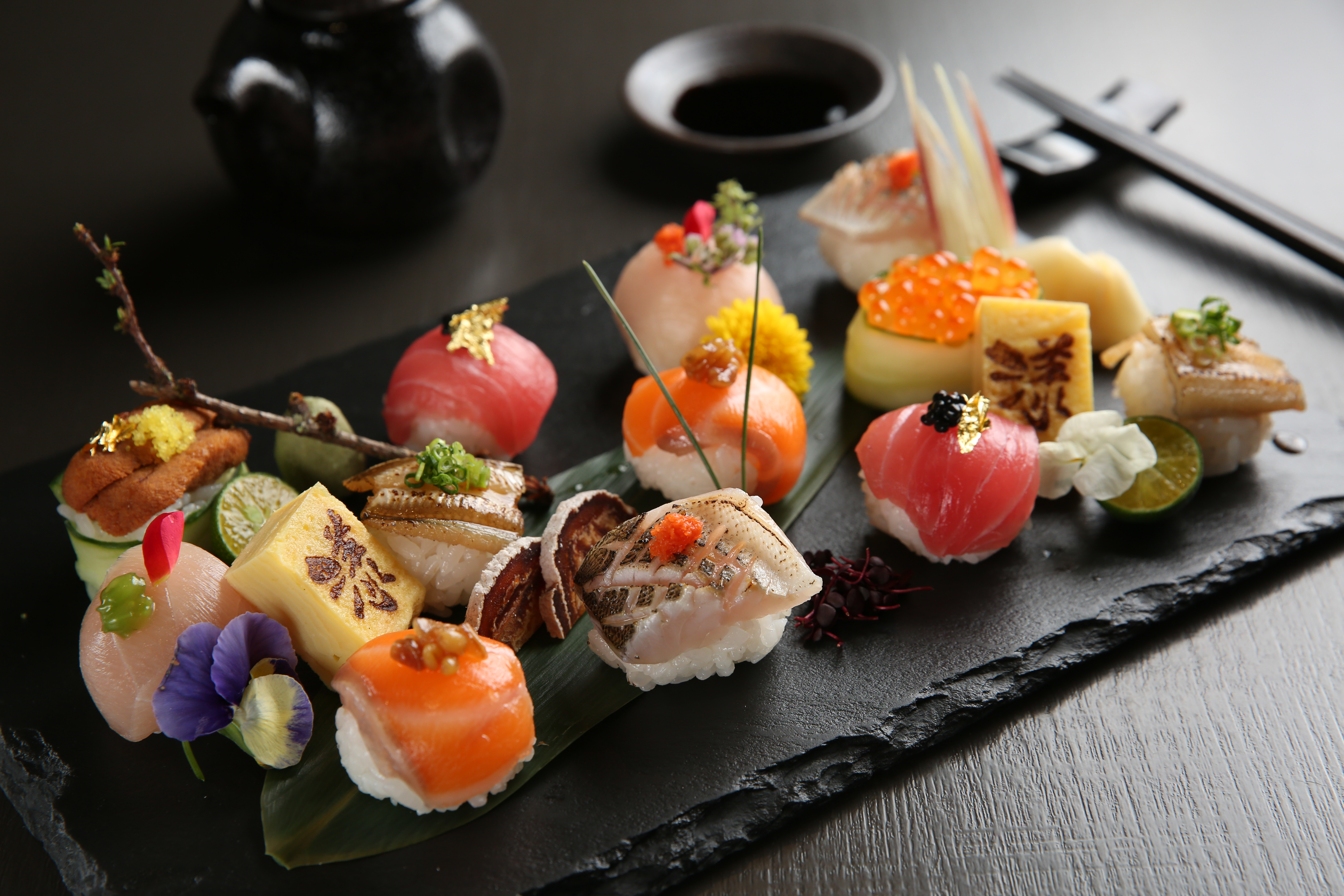 「馬卡龍壽司」繽紛搶眼，很適合拍照打卡炫耀。（780元／12貫）