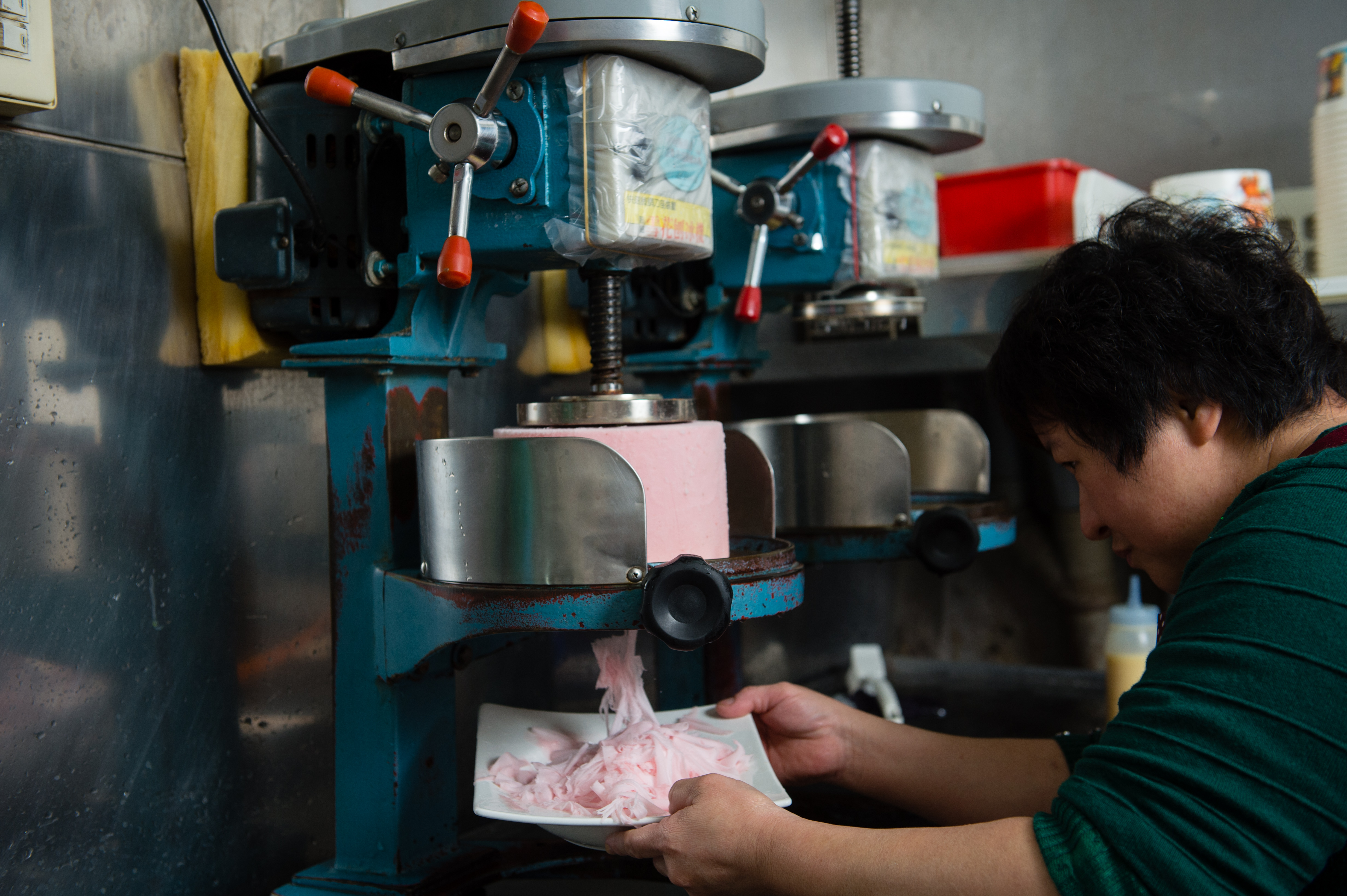 開在羅東夜市巷旁已有43年的「冰雪冷飲部」，菜單冷熱雙拼，鹹甜通吃，這裡是全台唯一吃得到牛排配雪花冰這般「魔幻組合」的老冰店。