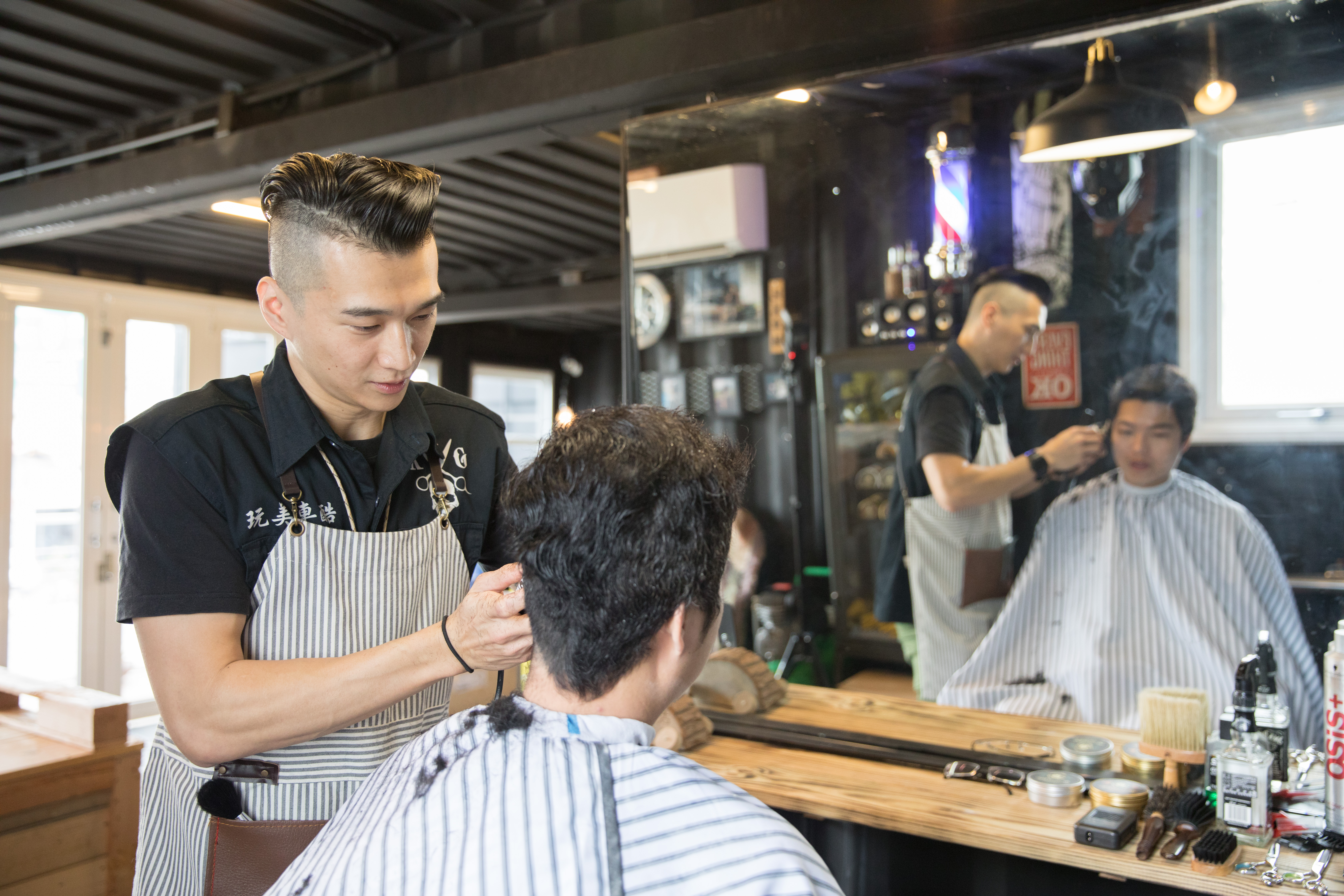 阿緯既是剪刀手，也是修車手。