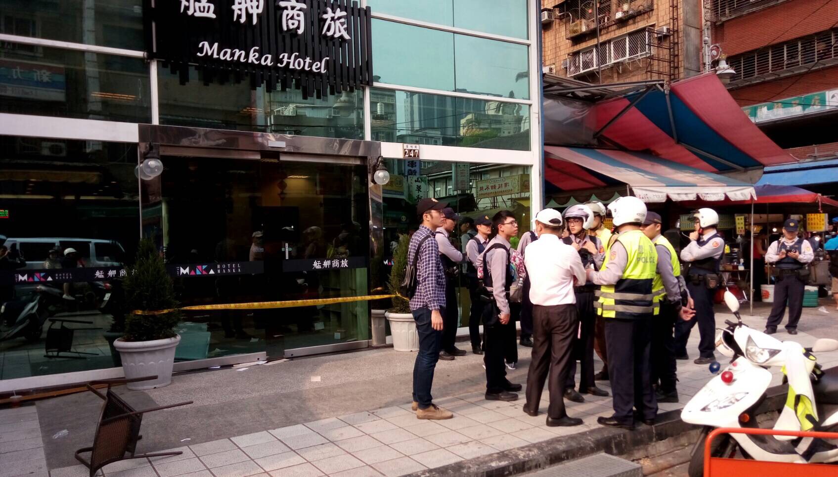 「艋舺商旅」前發生喋血事件，警方封鎖線拉了3天讓附近店家抱怨無法正常做生意。