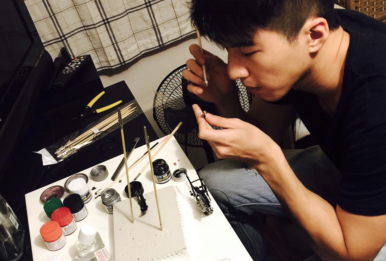傅孟柏是模型控，可以花一整天時間不吃不喝都在組模型。