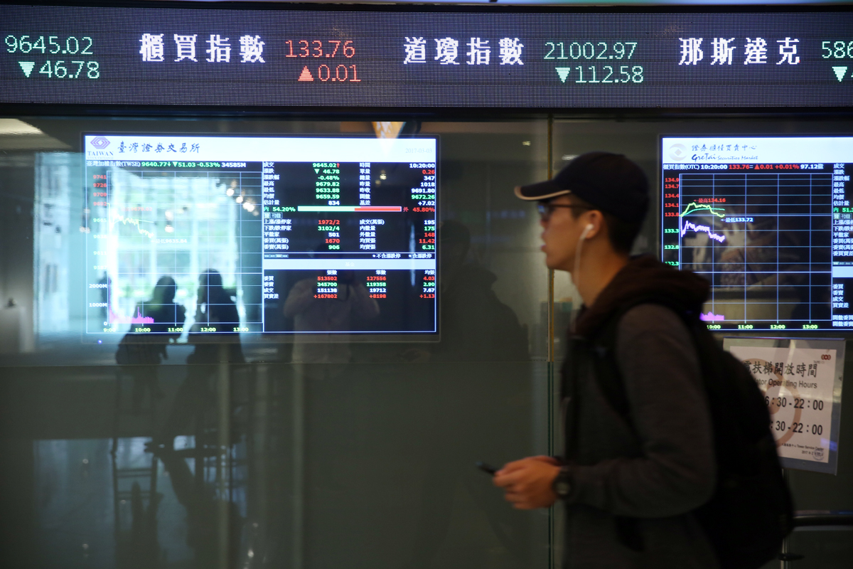 美國消費者信心指數回溫，優於市場預期，本周可望終止連續跌勢。