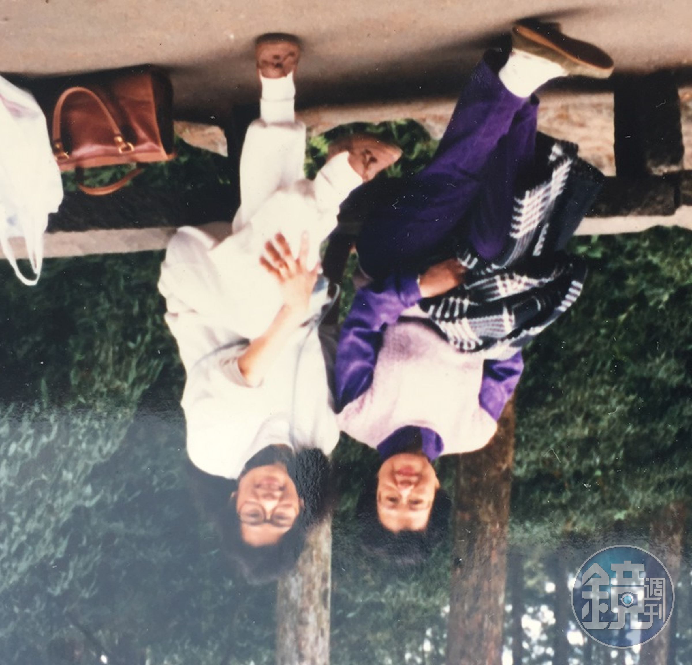 本文作者張桂越（右）28年前因出版崔小萍（左）在獄中寫的日記，二人成為好友。（張桂越提供）