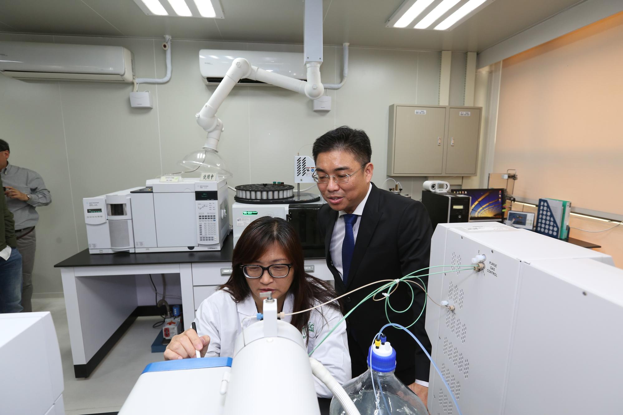 為了知道土壤中的污染物為何，以便整治和解除列管，台境擁有國家認證的實驗室，可分析重金屬等污染物。