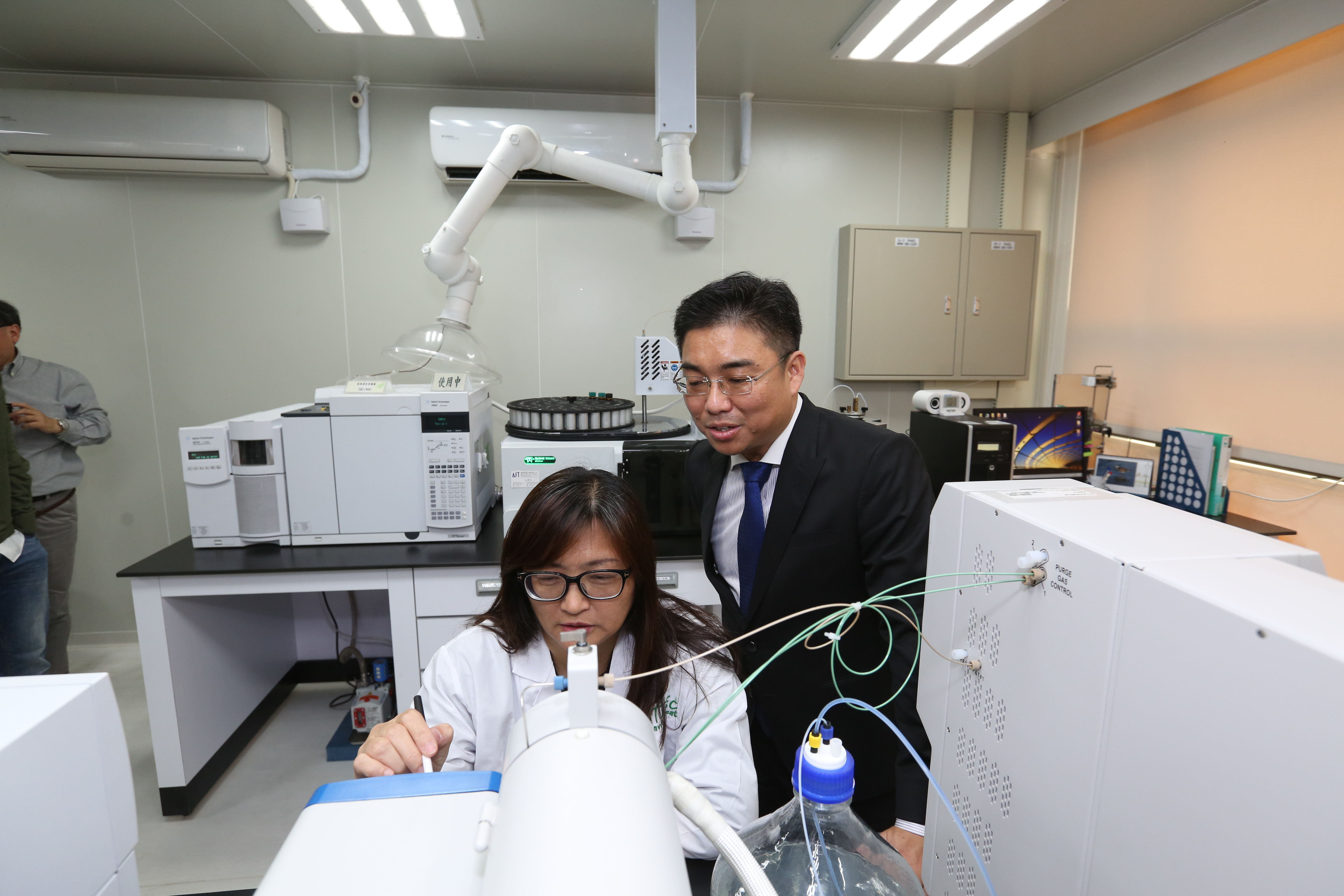 為了知道土壤中的污染物為何，以便整治和解除列管，台境擁有國家認證的實驗室，可分析重金屬等污染物。