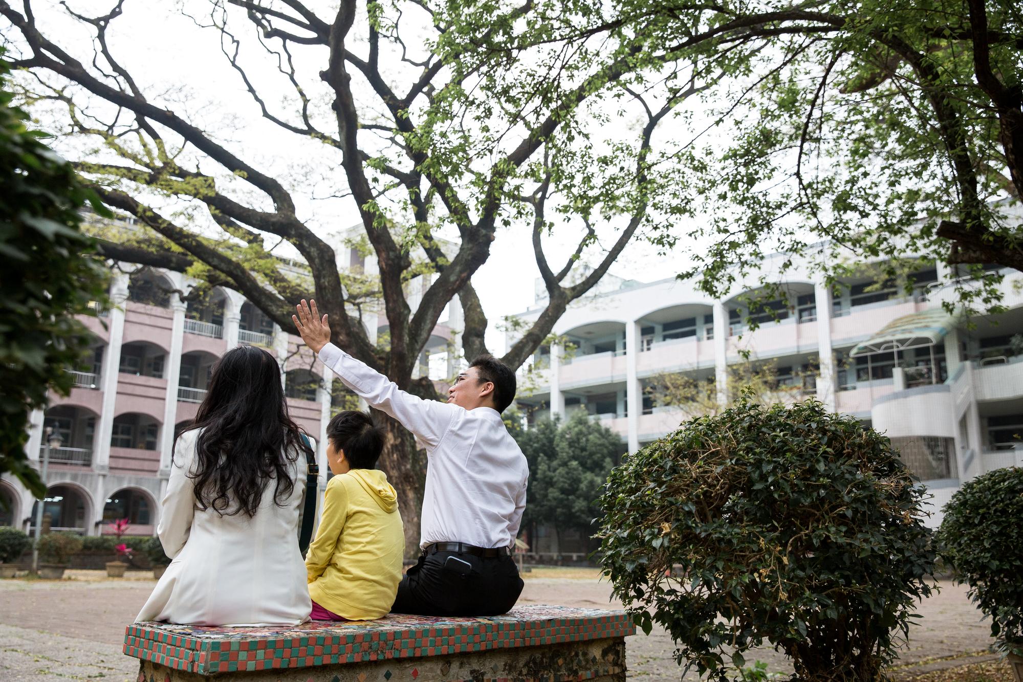張耿榕一家人在嘉中校園的背影，陽光彷彿給他們滿滿力量，溫馨無比。