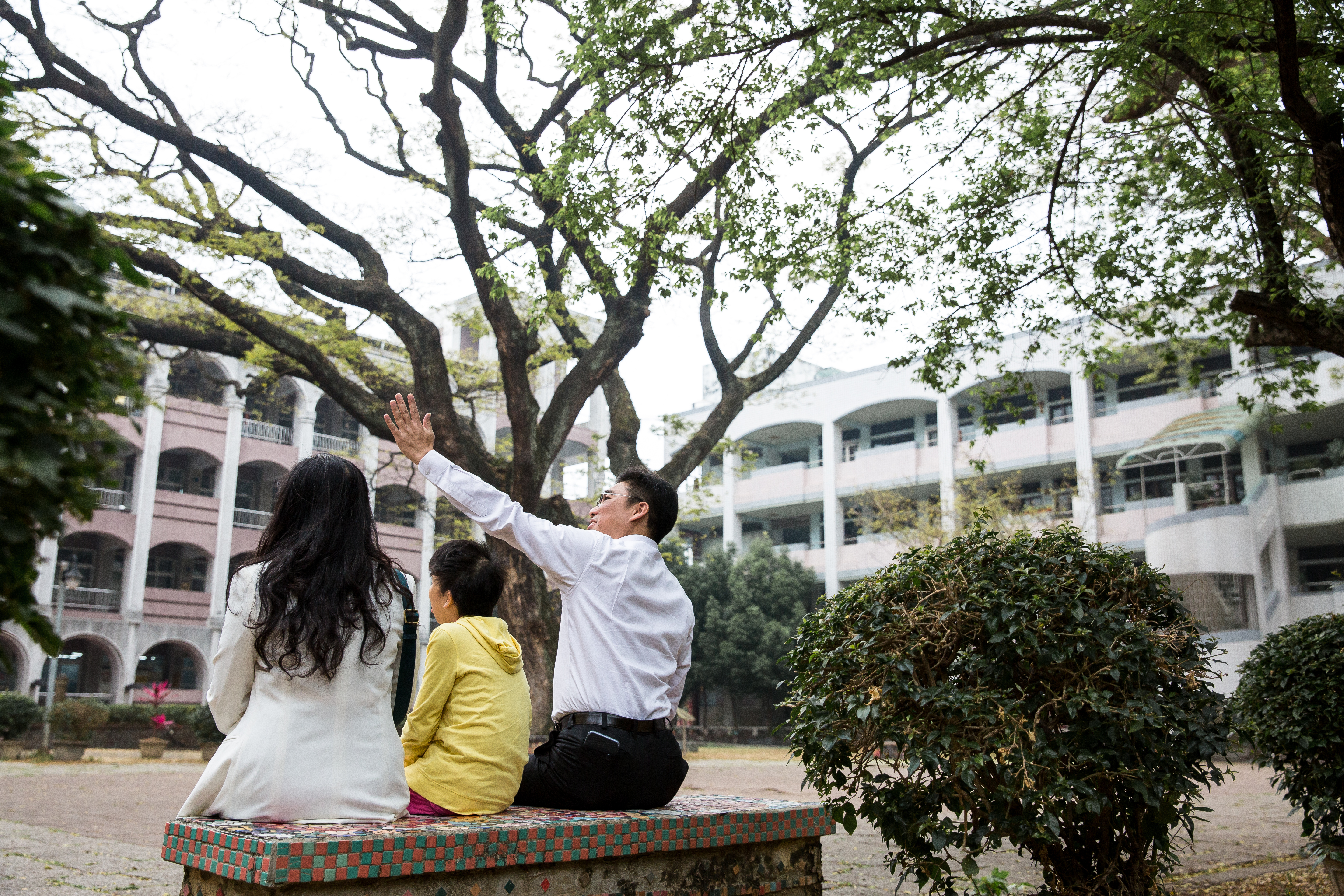 張耿榕一家人在嘉中校園的背影,陽光彷彿給他們滿滿力量,溫馨無比。