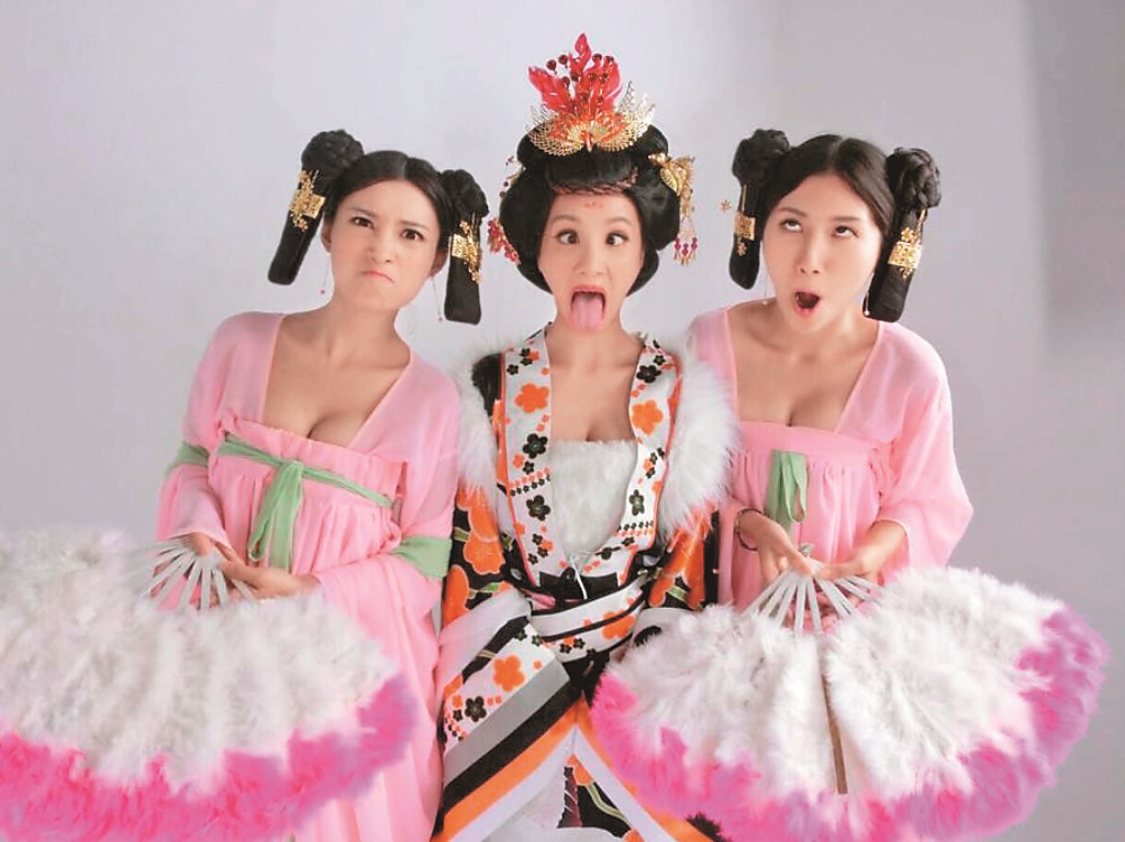 張寗（中）不但能演藝術電影，還接了不少商業廣告與MV拍攝。（翻攝自張寗FB）