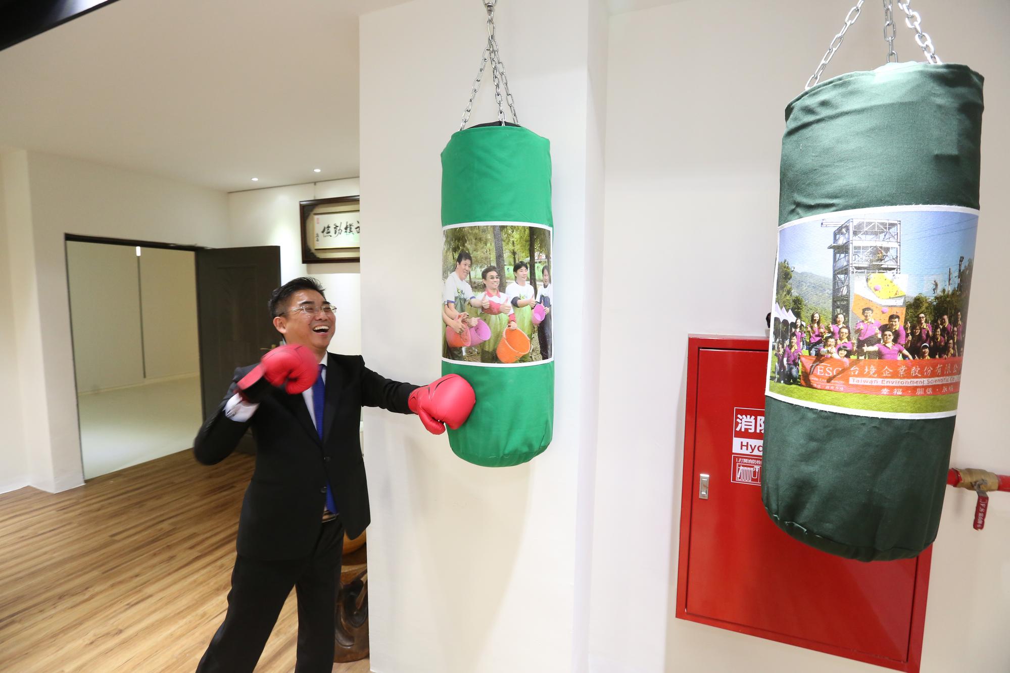 張耿榕在休憩區放上有自己照片的「員工出氣包」,讓員工一邊運動一邊釋放壓力,做法前衛,十分有趣。