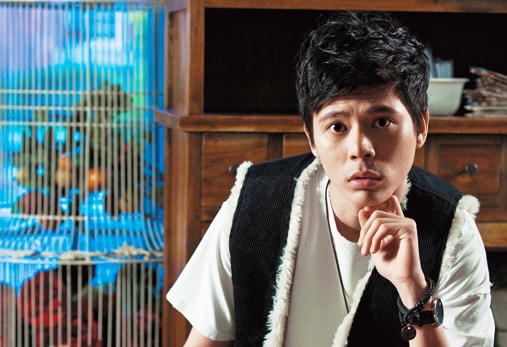 新人柯朋宇2015年演出客家電視台《落日》，在劇中飾演陰險的郵差殺人魔，將陰暗深沉的角色演得令人印象深刻，雖然被經紀人大讚有宥勝的質感，但柯朋宇笑說，之前試鏡的時候，很容易演到病態的角色，猶如暗黑版宥勝。