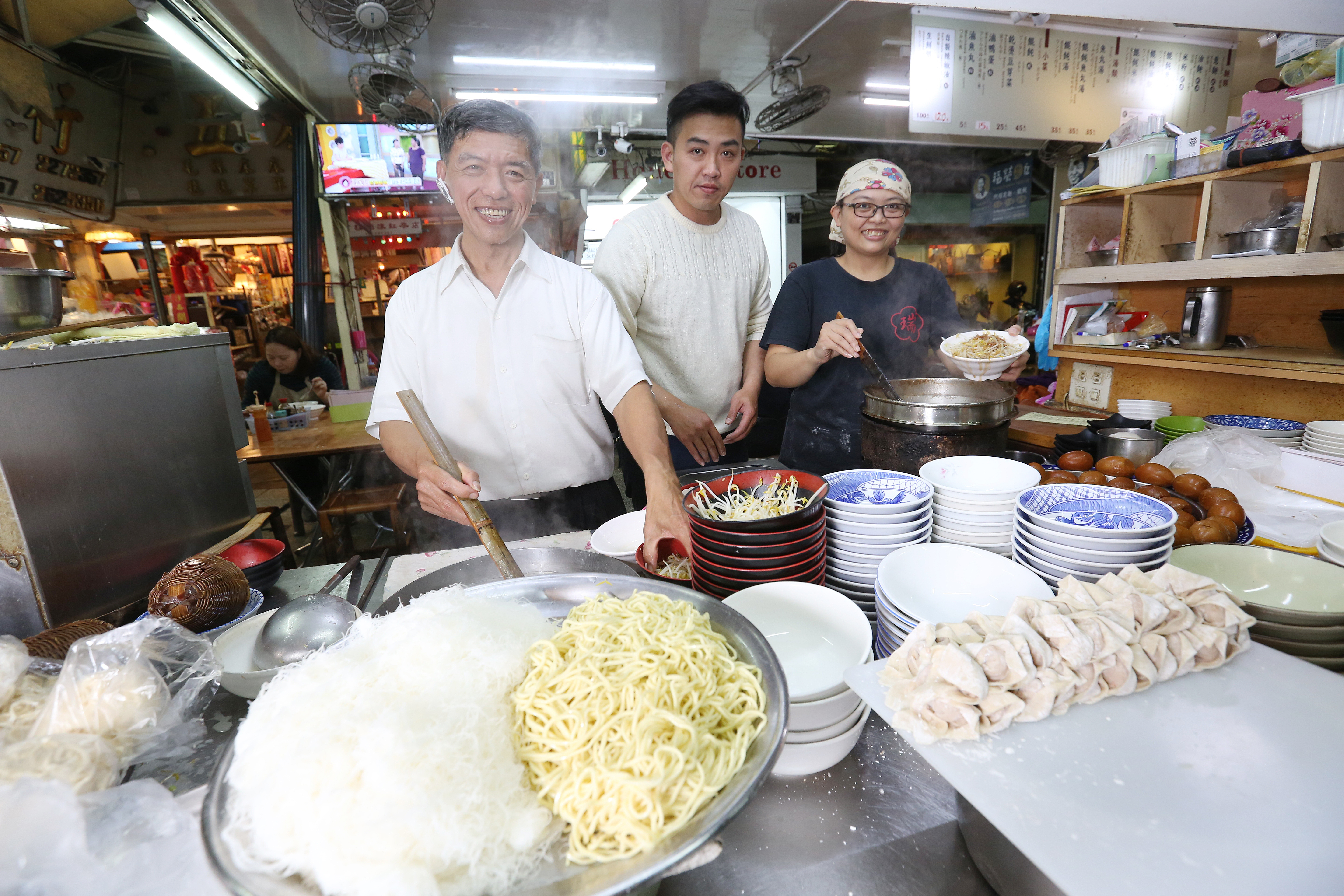 第三代葉瑞榮(左1)帶領兒子葉南廷(左2)和女兒葉怡孜(右1)一起守護90年意麵老店。