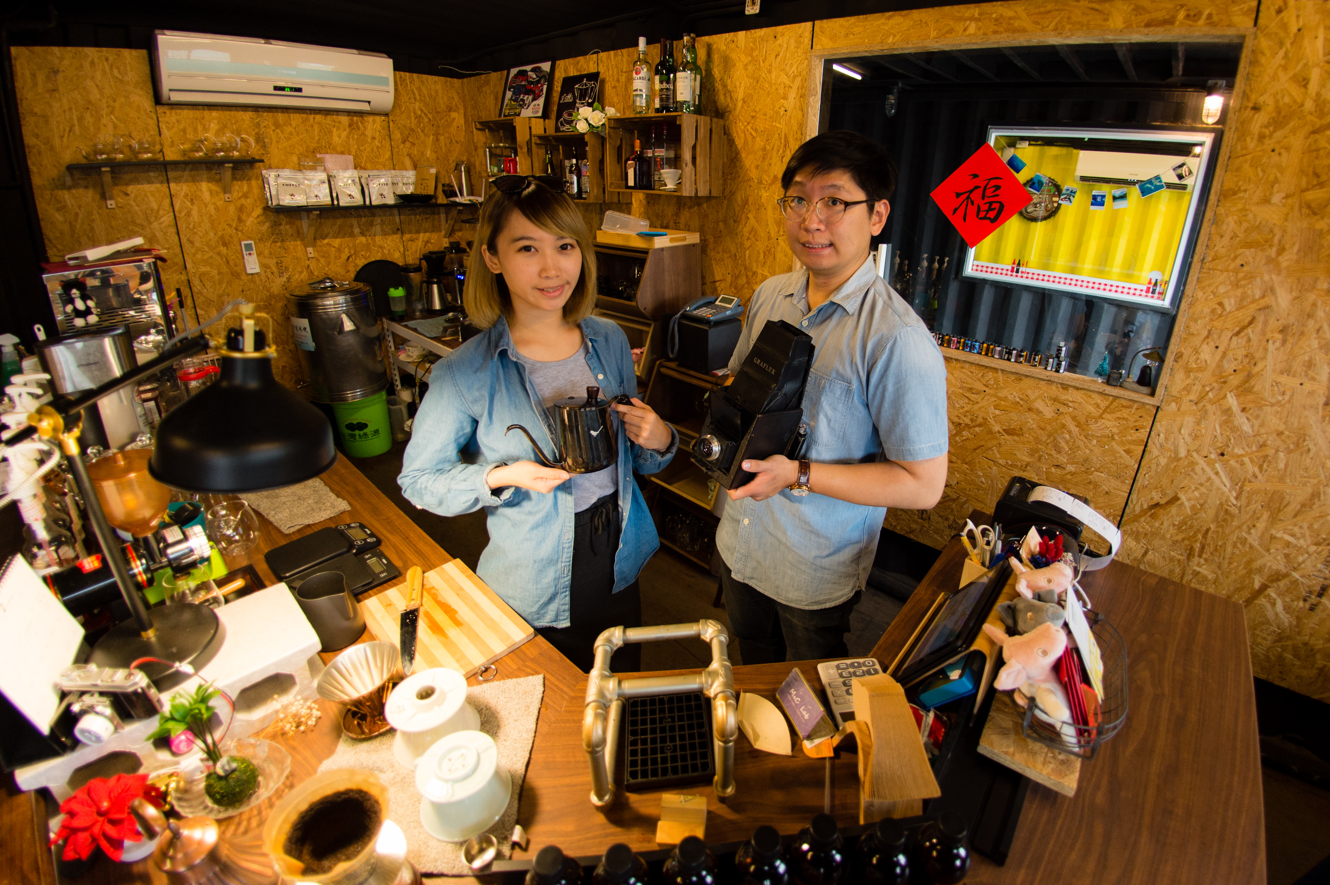 攝影師李長林（右）和烘豆師曾募扉（左）把咖啡和暗房放進貨櫃屋裡。