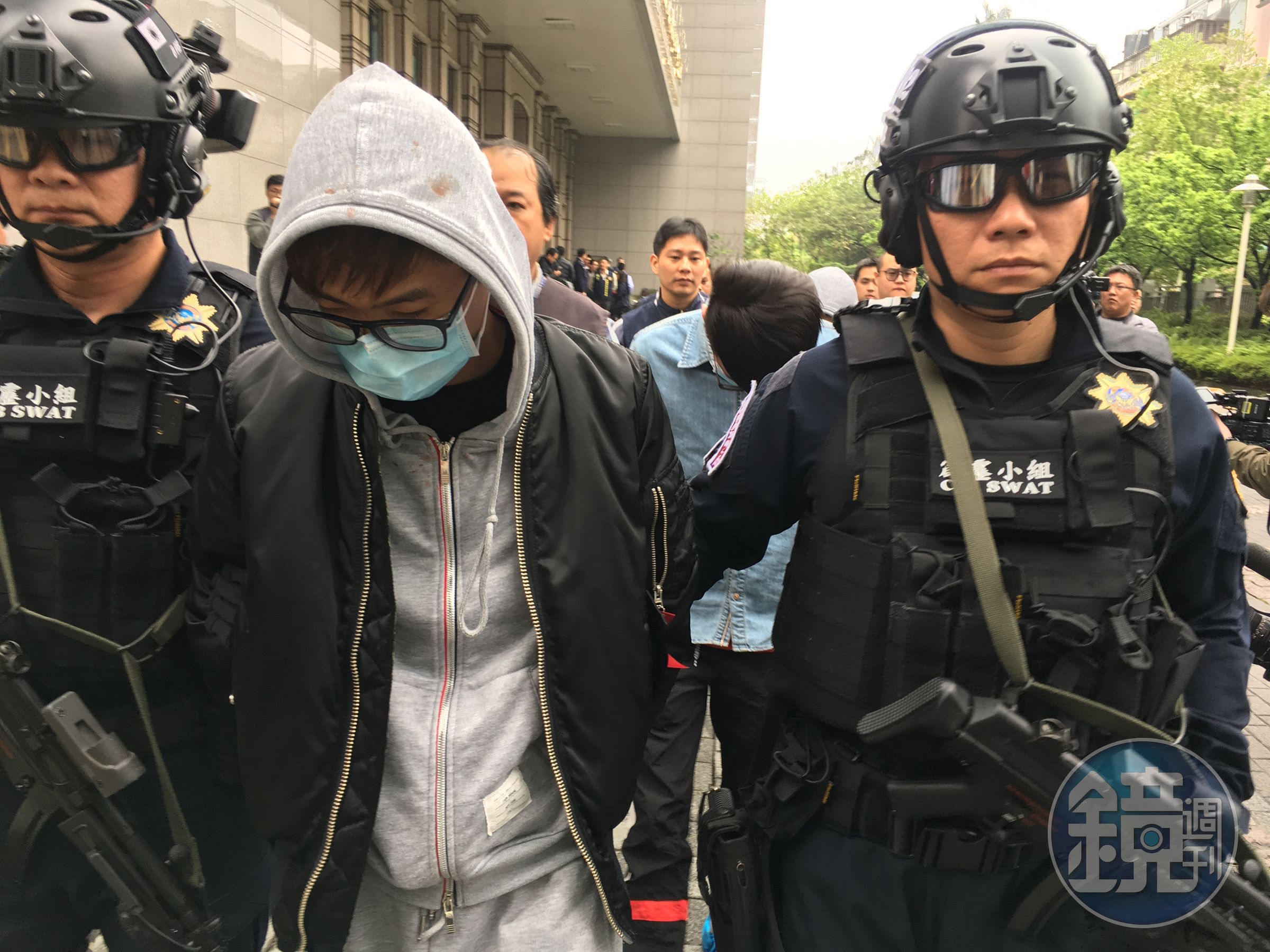 嫌犯落網後，被荷槍實彈的警方移送桃園地檢署偵辦。