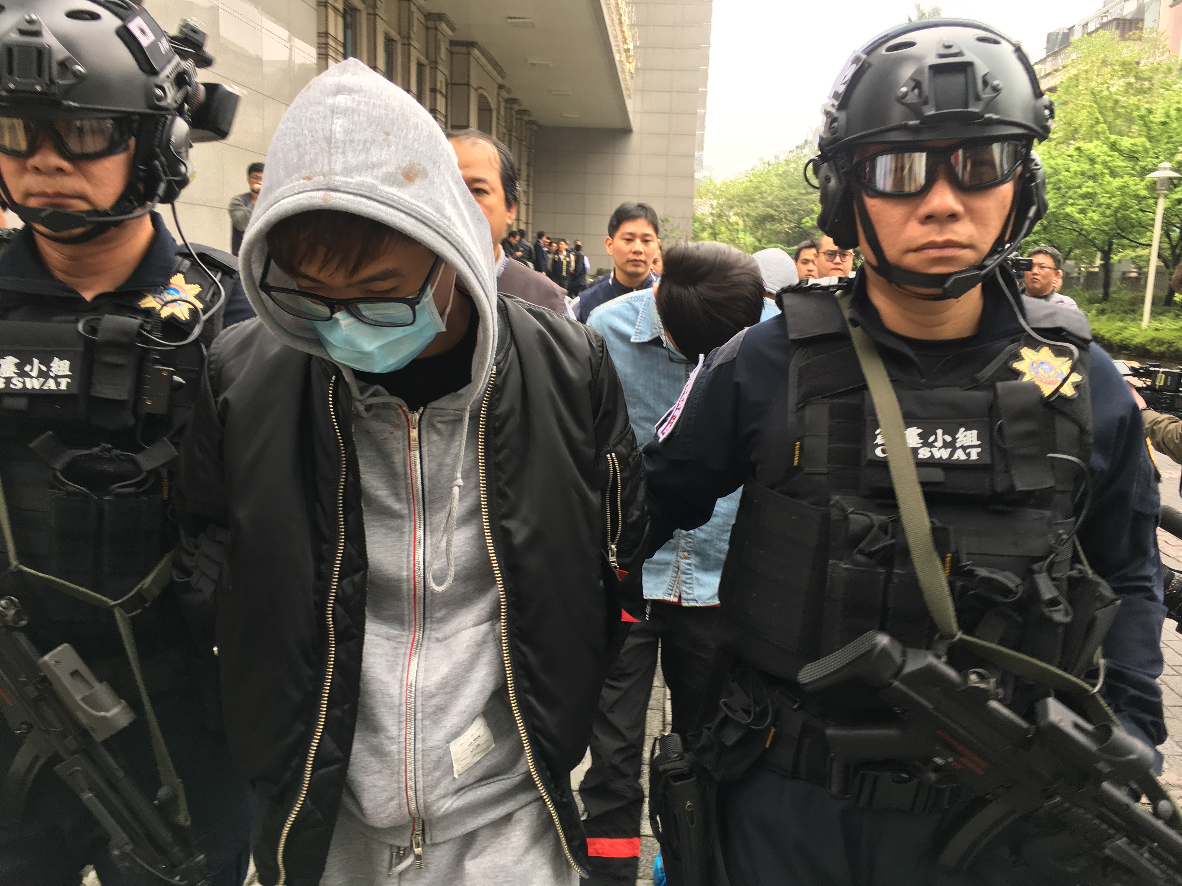 嫌犯落網後，被荷槍實彈的警方移送桃園地檢署偵辦。