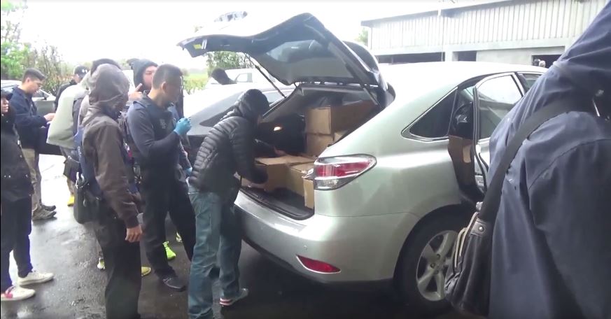 刑事局幹員從嫌犯車上起出多箱毒品，研判來源來自中國大陸。
