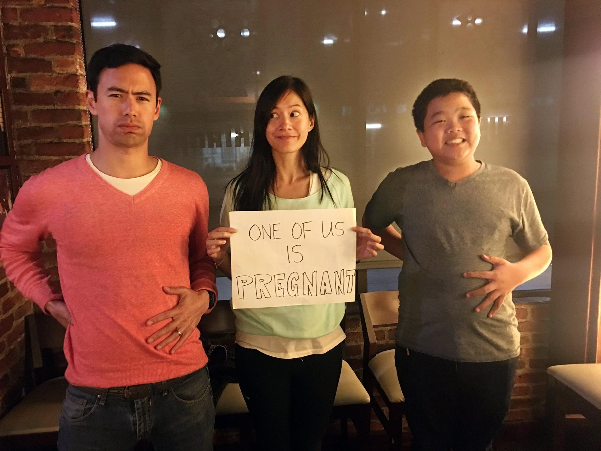 Janet在臉書宣布懷孕，跟老公合照搞笑合成童星畫面。