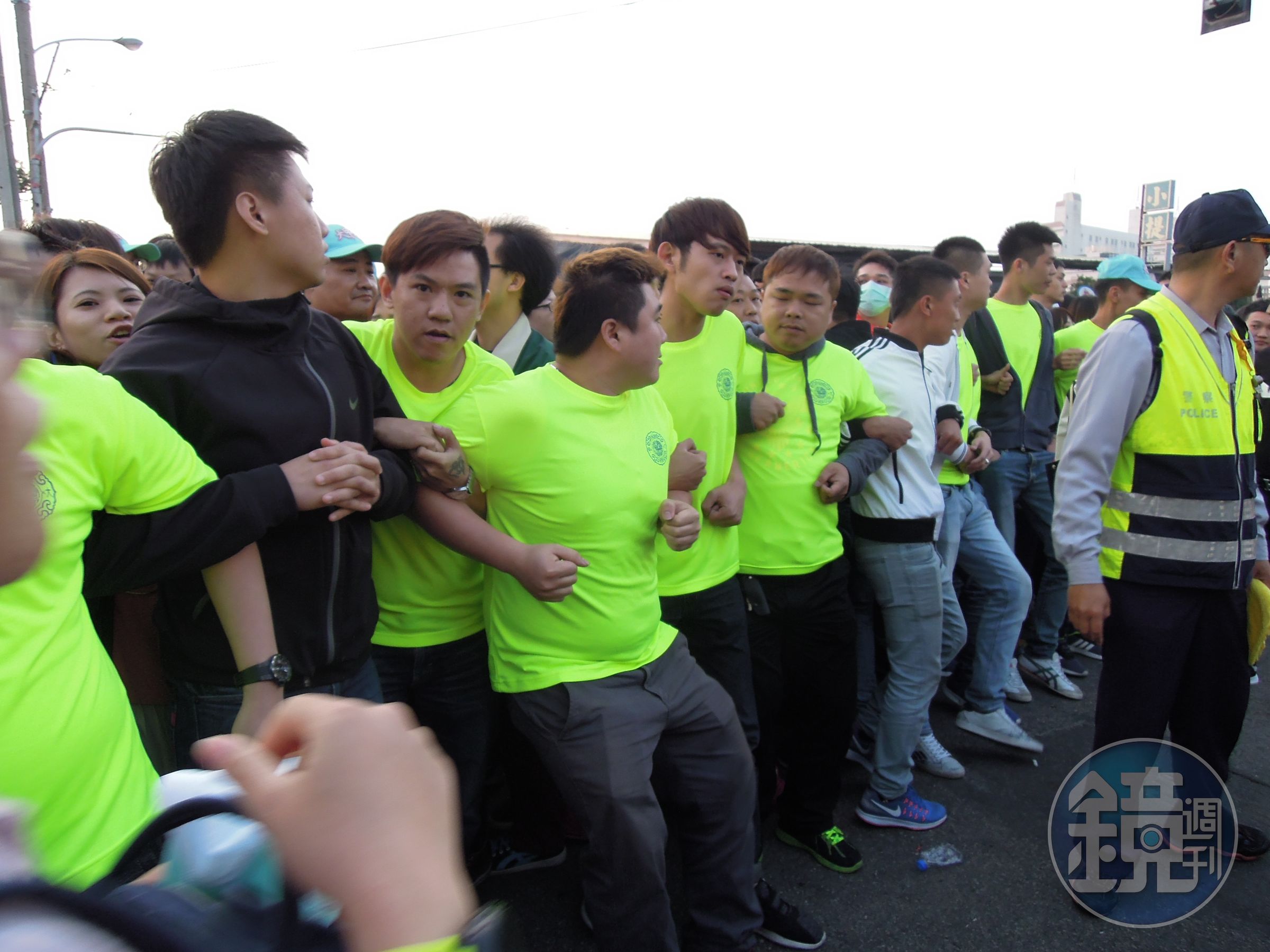 200壯士臂挽臂築起移動人牆，隨著媽祖鑾轎護駕。