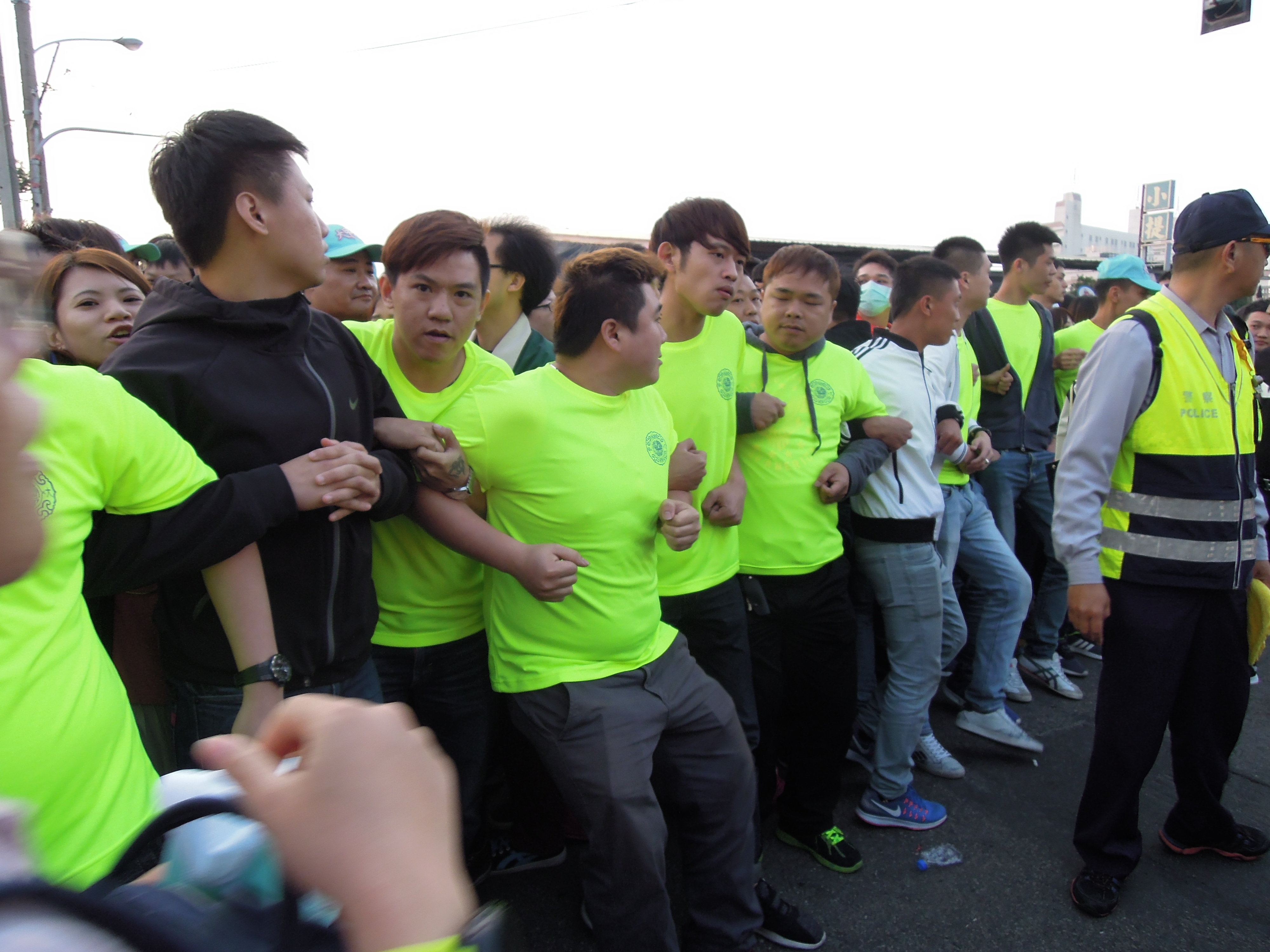 200壯士臂挽臂築起移動人牆，隨著媽祖鑾轎護駕。