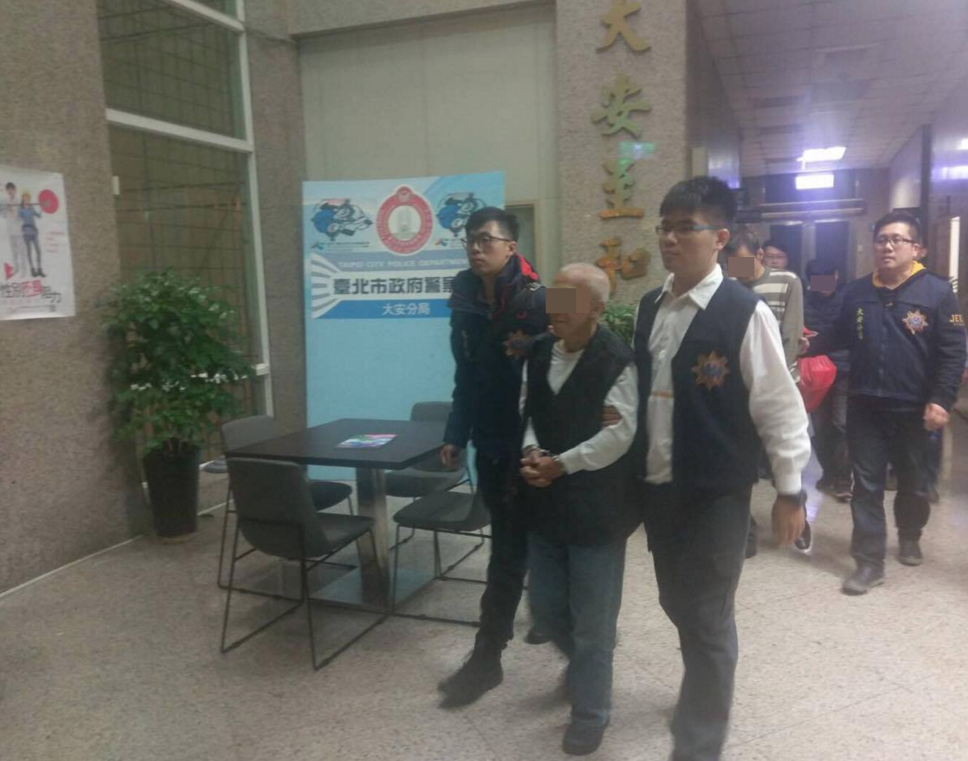 這群由阿伯組成的「老賊竊盜團」相當識貨，專挑名牌偷，一夜之間造成屋主近50萬元的損失。