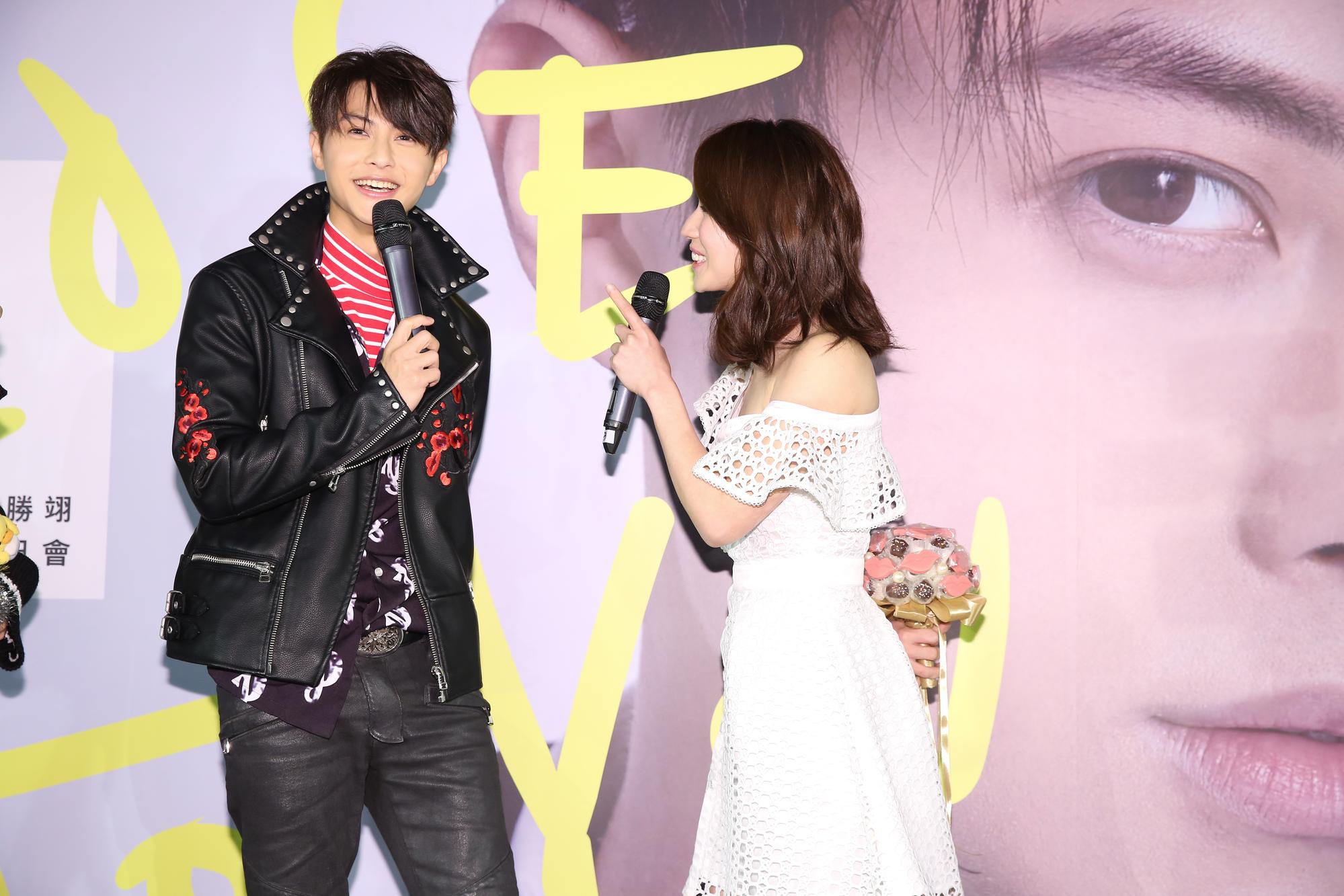王子28歲「Close to You」生日會，小薰現身獻花，相識10年的2人打開話匣子聊不停。