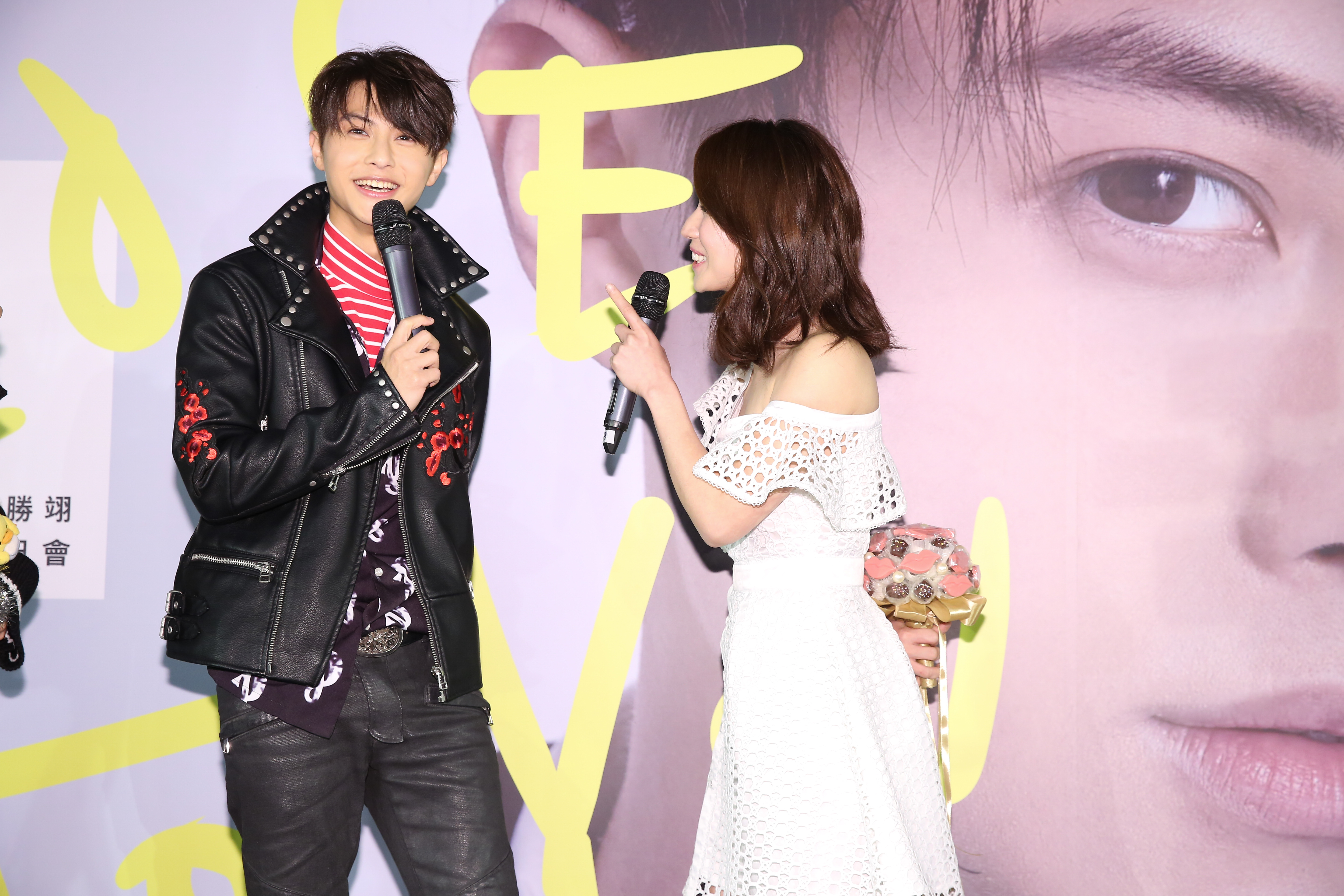 王子28歲「Close to You」生日會，小薰現身獻花，相識10年的2人打開話匣子聊不停。