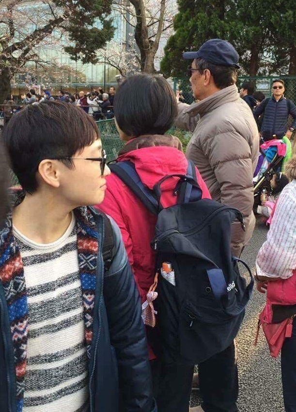 清明連假，有網友在日本東京捕獲野生的鴻海董事長郭台銘，郭董日本行究竟是純賞櫻？還是有其他目的？（讀者提供）