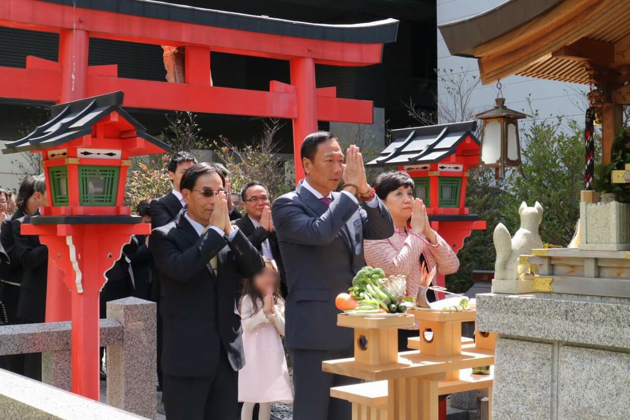 去年鴻夏戀簽約，郭台銘親赴大阪，還在帶著妻女與高階主管們在堺工廠內的神社祭拜（鴻海提供）
