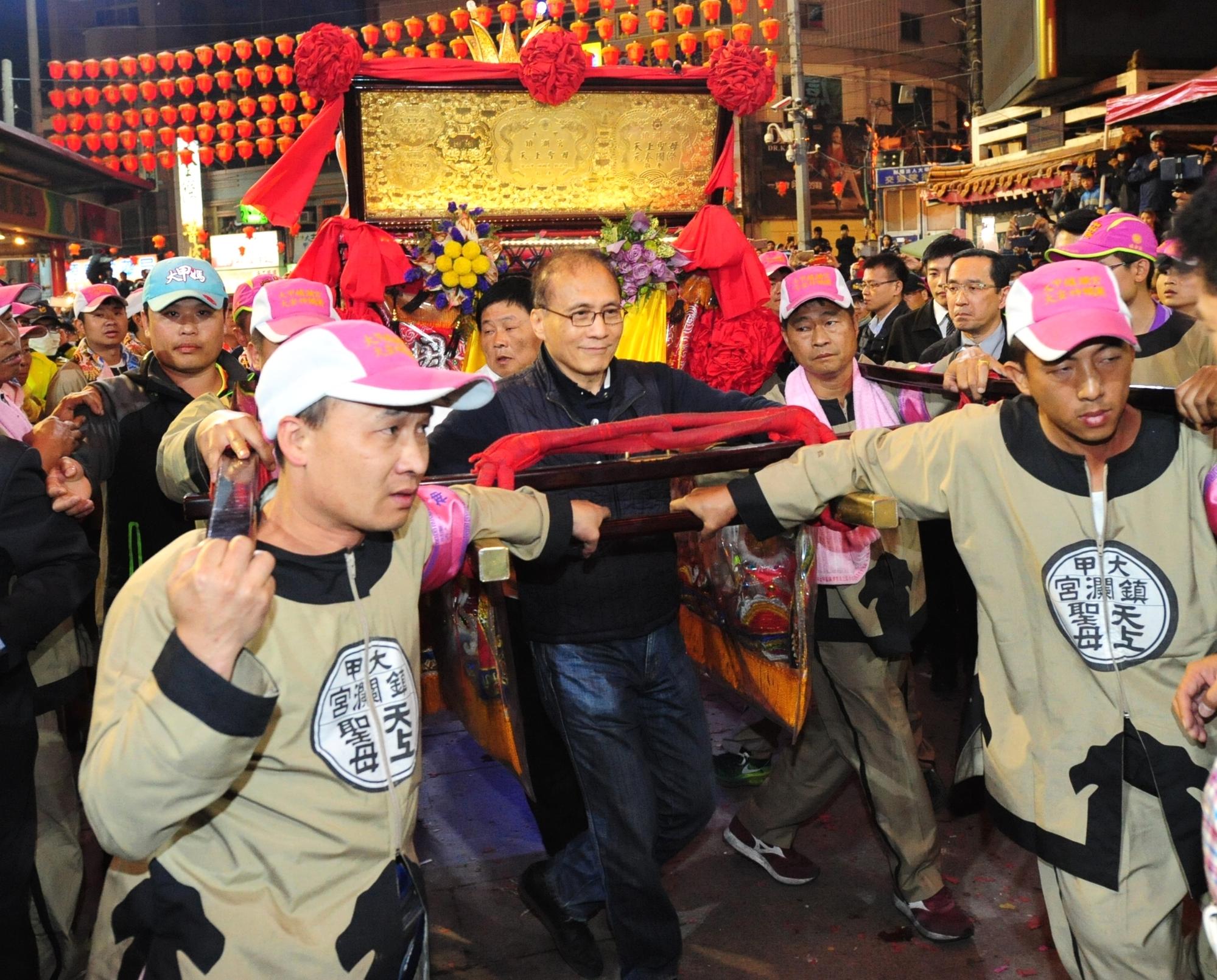 大甲媽回鑾時由行政院長林全(中)在鎮瀾宮外接駕。(行政院提供)