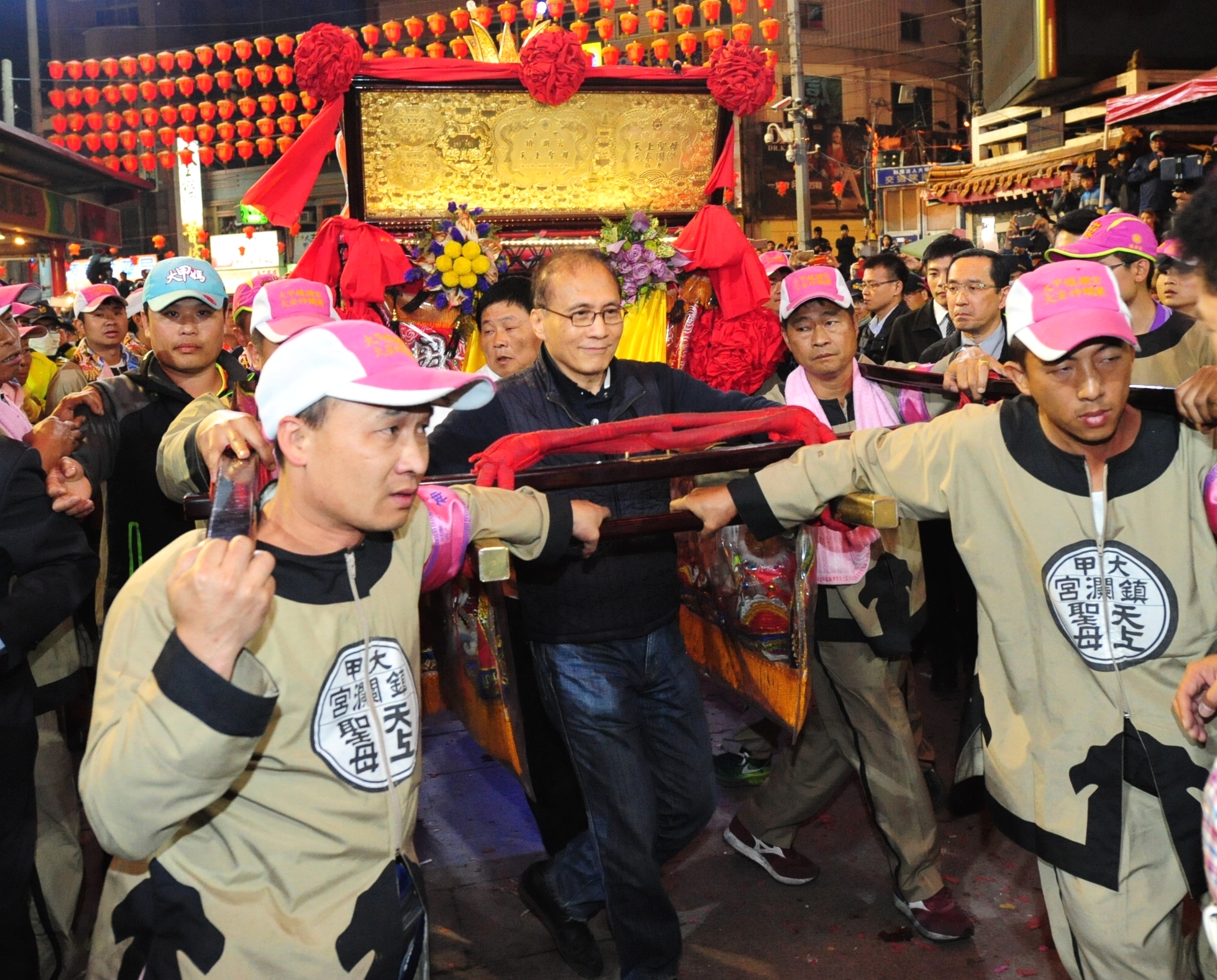 大甲媽回鑾時由行政院長林全（中）在鎮瀾宮外接駕。（行政院提供）