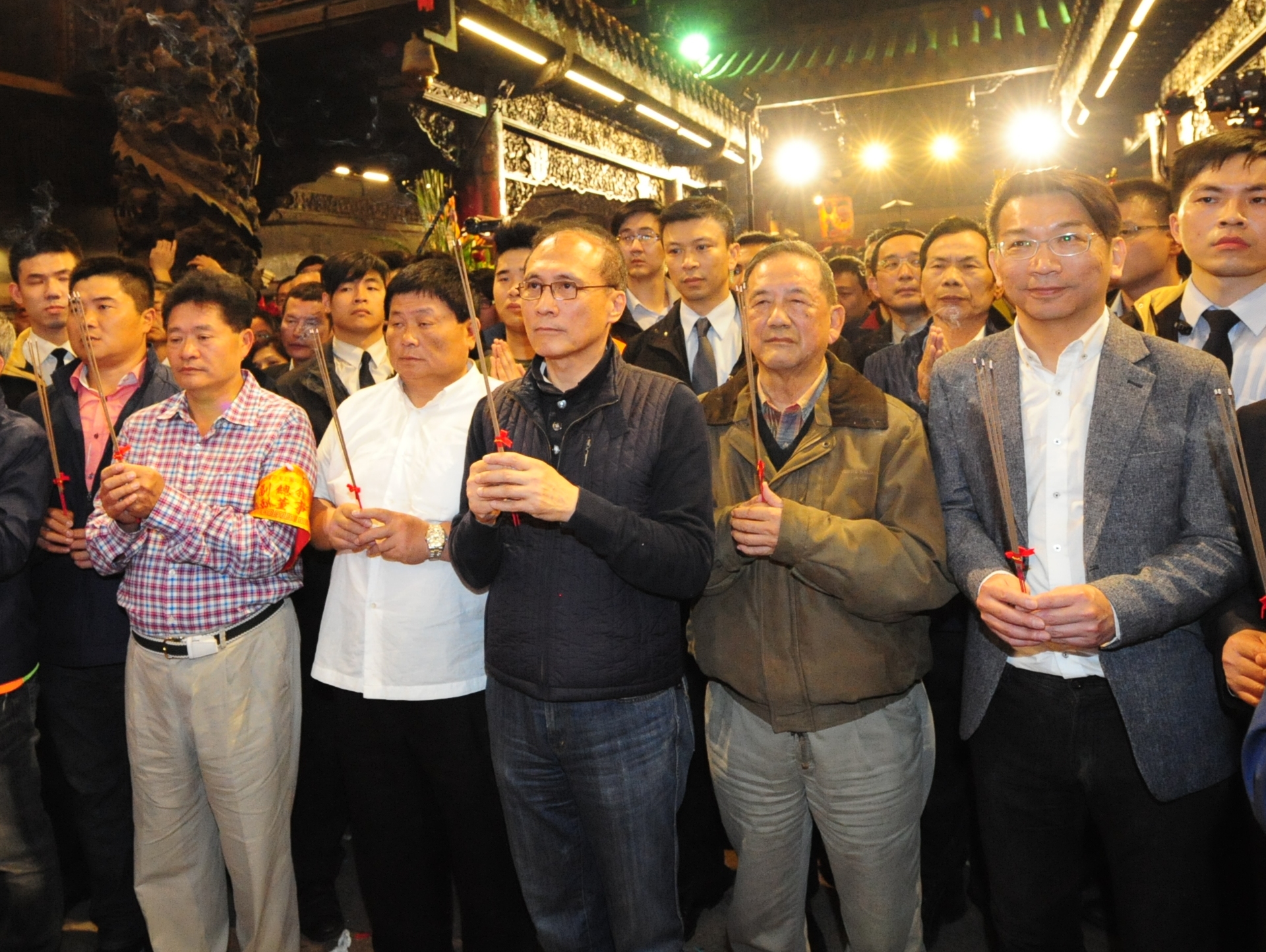 行政院長林全（中）在大甲媽安座儀式中虔誠上香祝禱。（行政院提供）