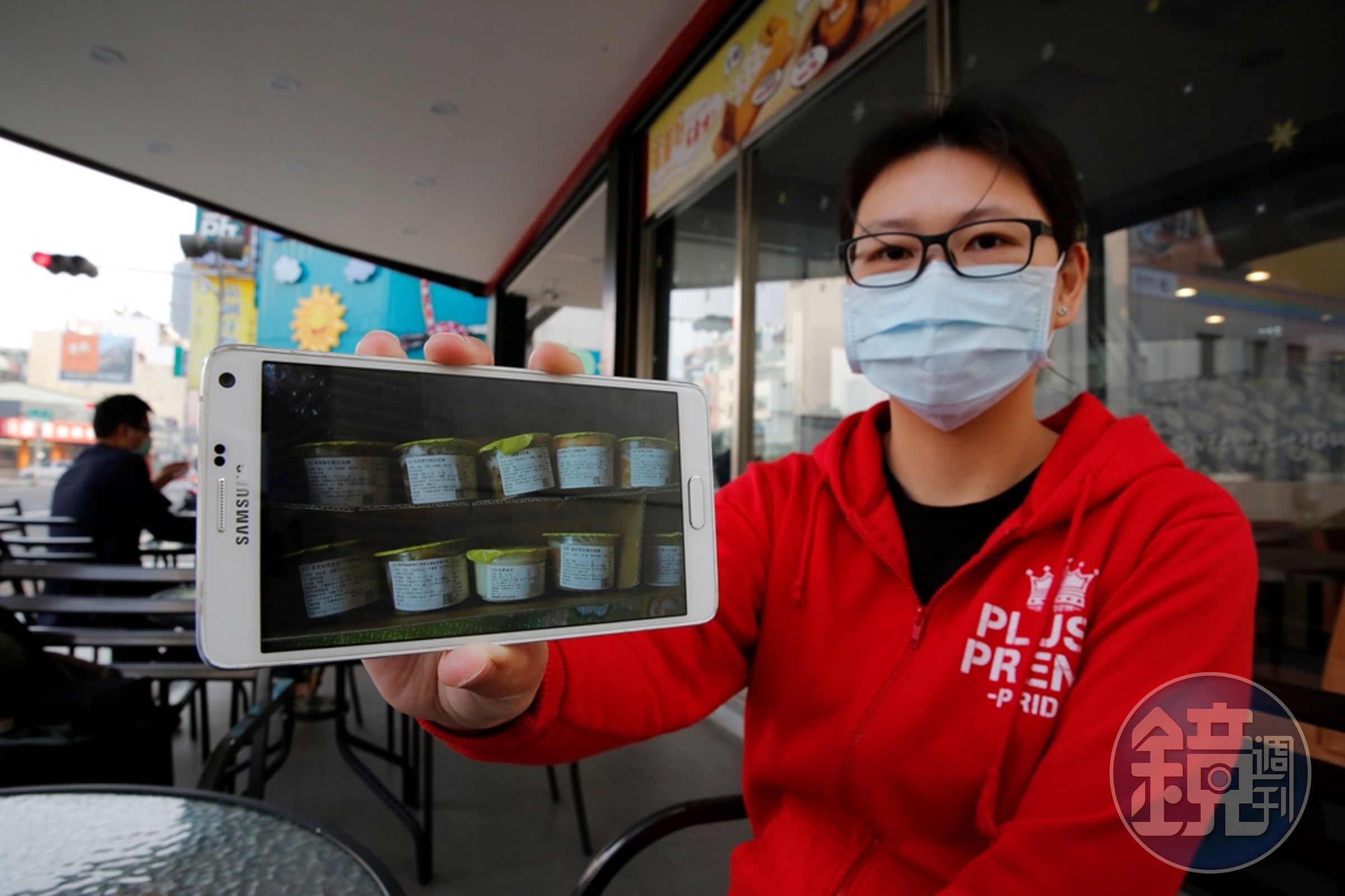 住在高雄的蔡小姐為了讓小孩吃得營養，購買了在寶寶粥市場中價格偏高的「愛樂紛」，沒想到竟讓小孩吃到臭酸食物，讓她十分自責。