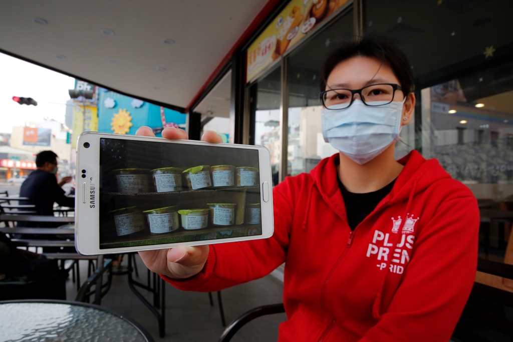 住在高雄的蔡小姐為了讓小孩吃得營養，購買了在寶寶粥市場中價格偏高的「愛樂紛」，沒想到竟讓小孩吃到臭酸食物，讓她十分自責。