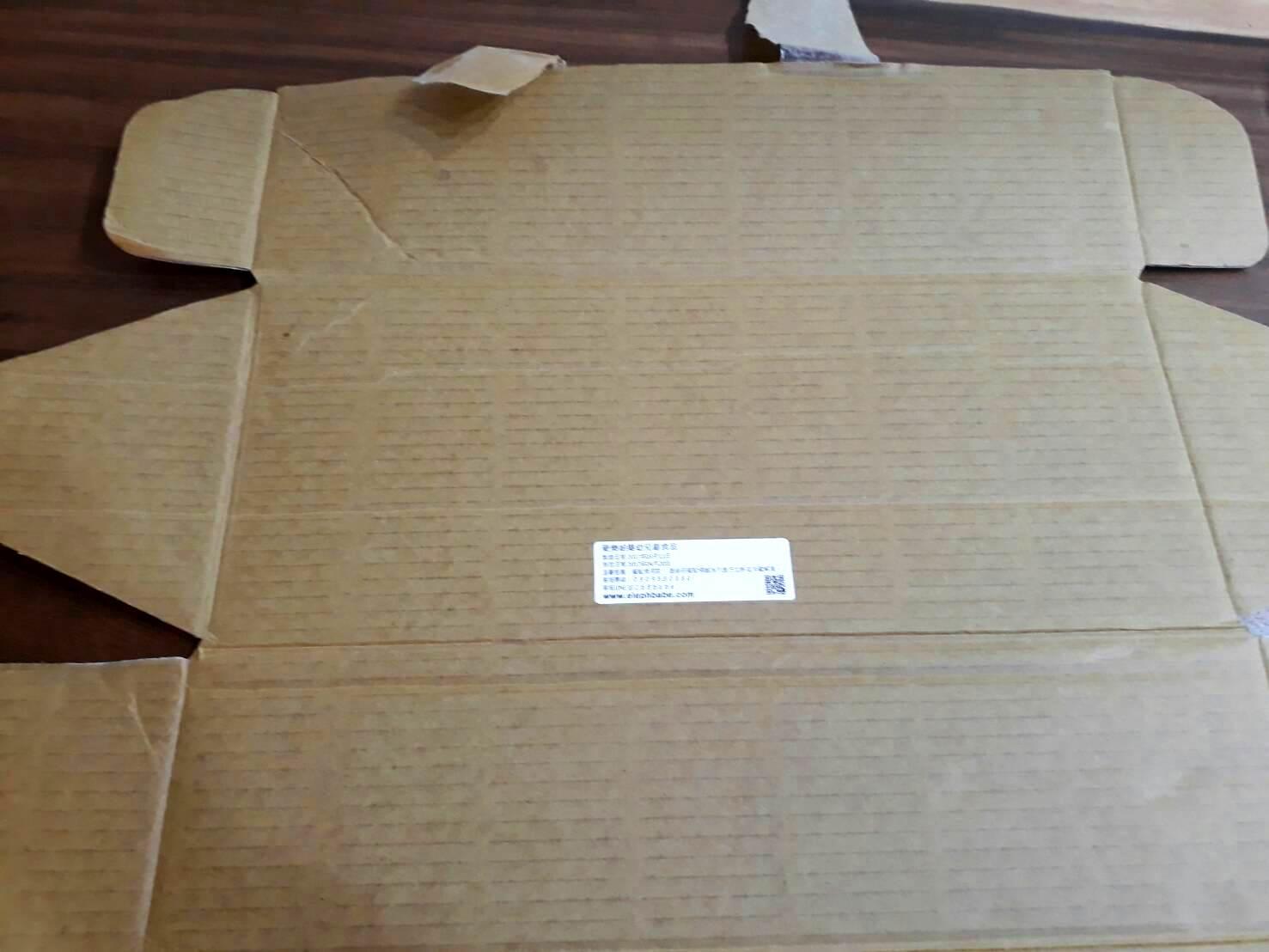 商品上除了沒有製造廠商的地址外,印有保存期限的貼紙也貼在包裝盒內相當不顯眼的地方,蔡小姐雖然訂購9項產品,但印有保存期限的貼紙卻只有小小1張。