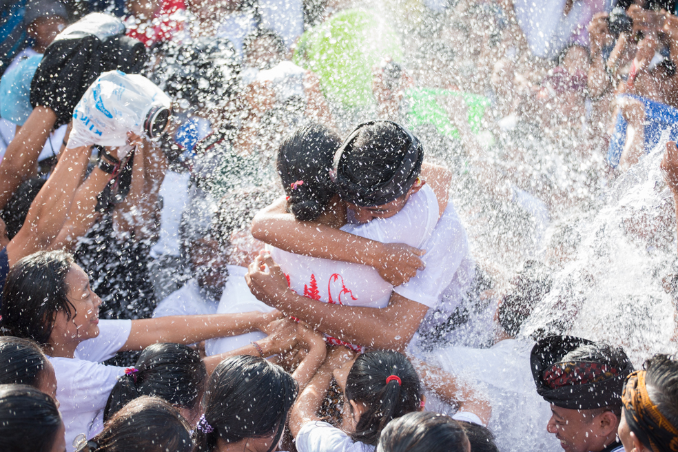 峇里島的親吻節，是伴隨潑水節的美麗節日。
