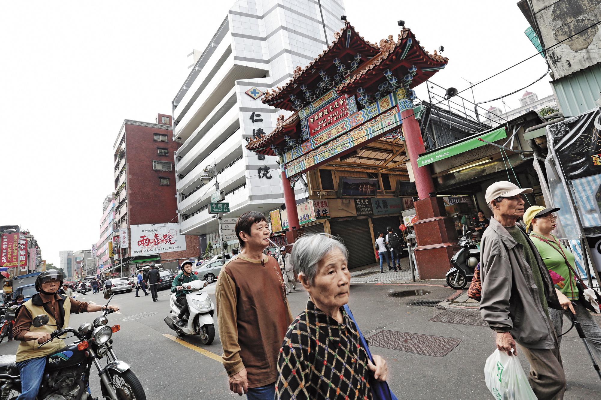 艋舺地區有不少地方角頭盤踞，華西街觀光夜市更是國際知名地標。