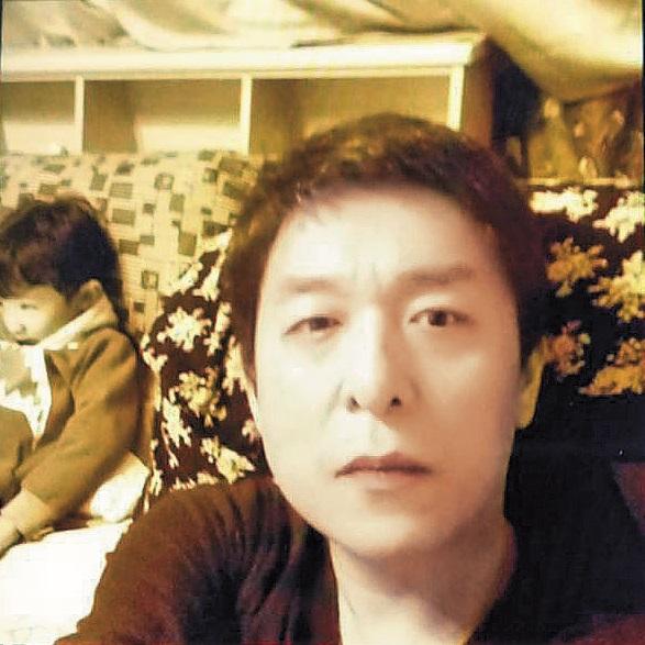 進駐艋舺商旅的領頭大哥胡榮豐，自稱是竹聯幫捍衛隊長。（翻攝畫面）